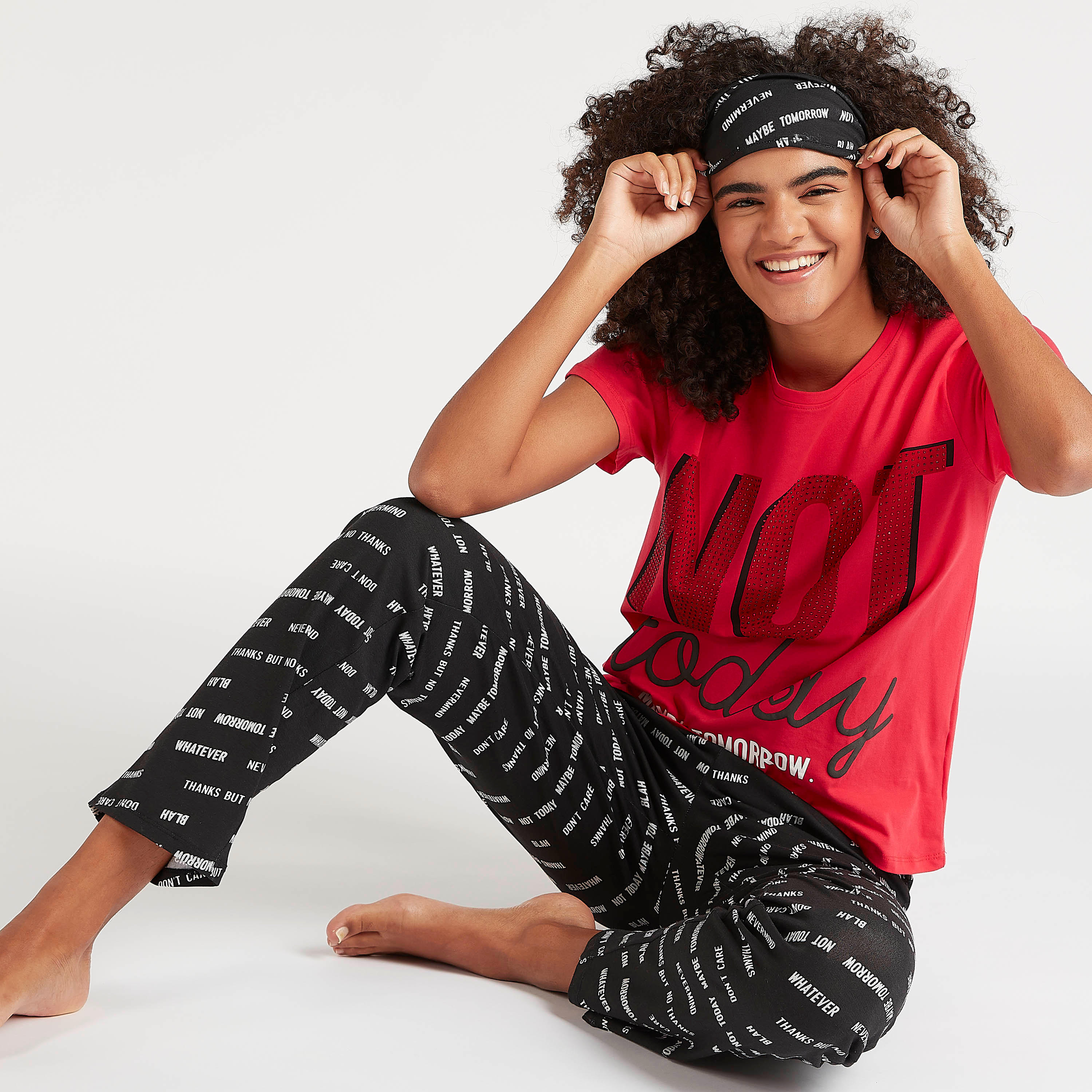 طقم من بنطلون بيجاما وتيشيرت بأكمام قصيرة وطبعات-women-clothing-nightwear-pyjamas-longsets-image-1