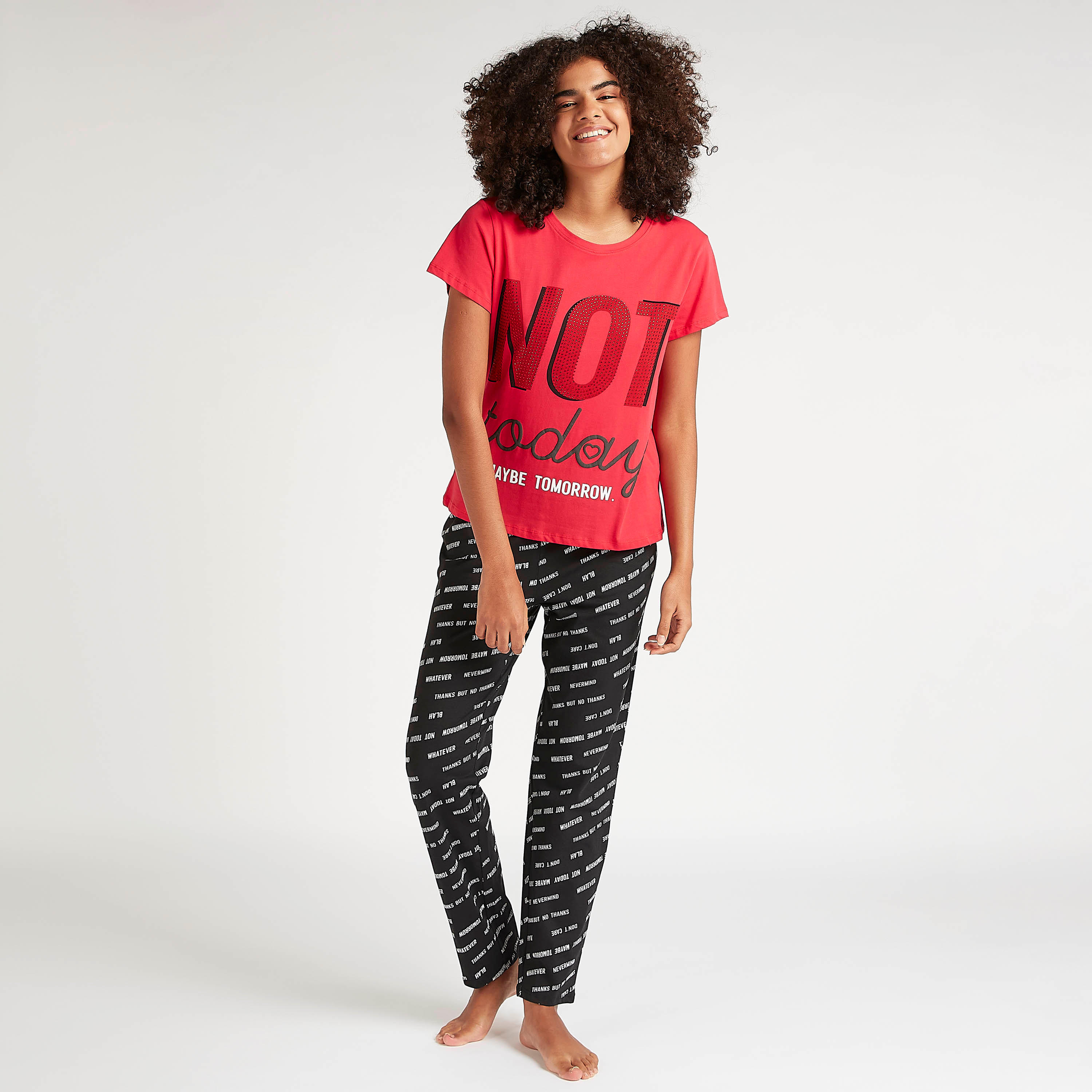 طقم من بنطلون بيجاما وتيشيرت بأكمام قصيرة وطبعات-women-clothing-nightwear-pyjamas-longsets-image-2