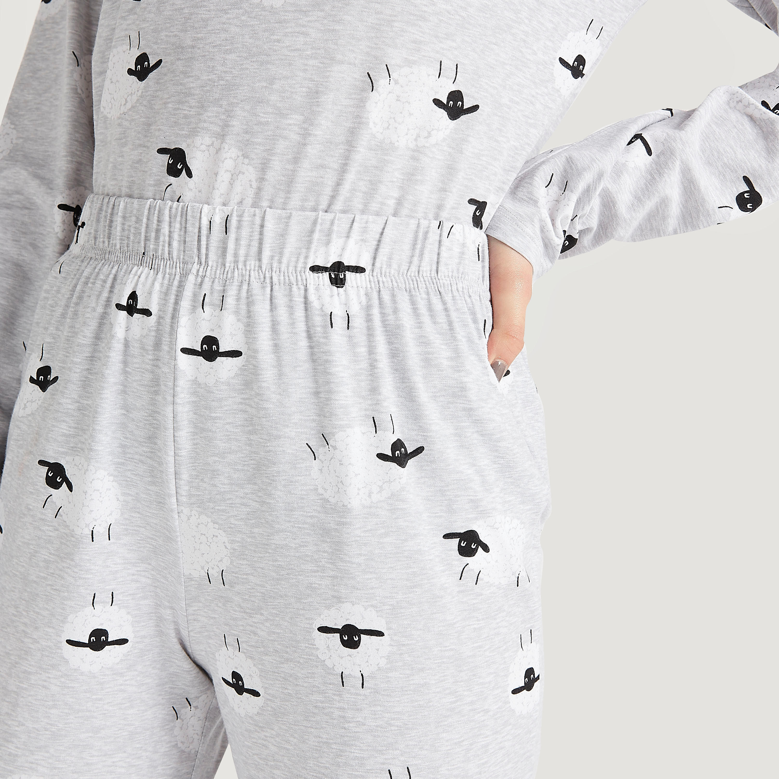 طقم من تيشيرت بأكمام طويلة وطبعات مع بنطلون بيجاما وقناع عيون-women-clothing-nightwear-pyjamas-longsets-image-6