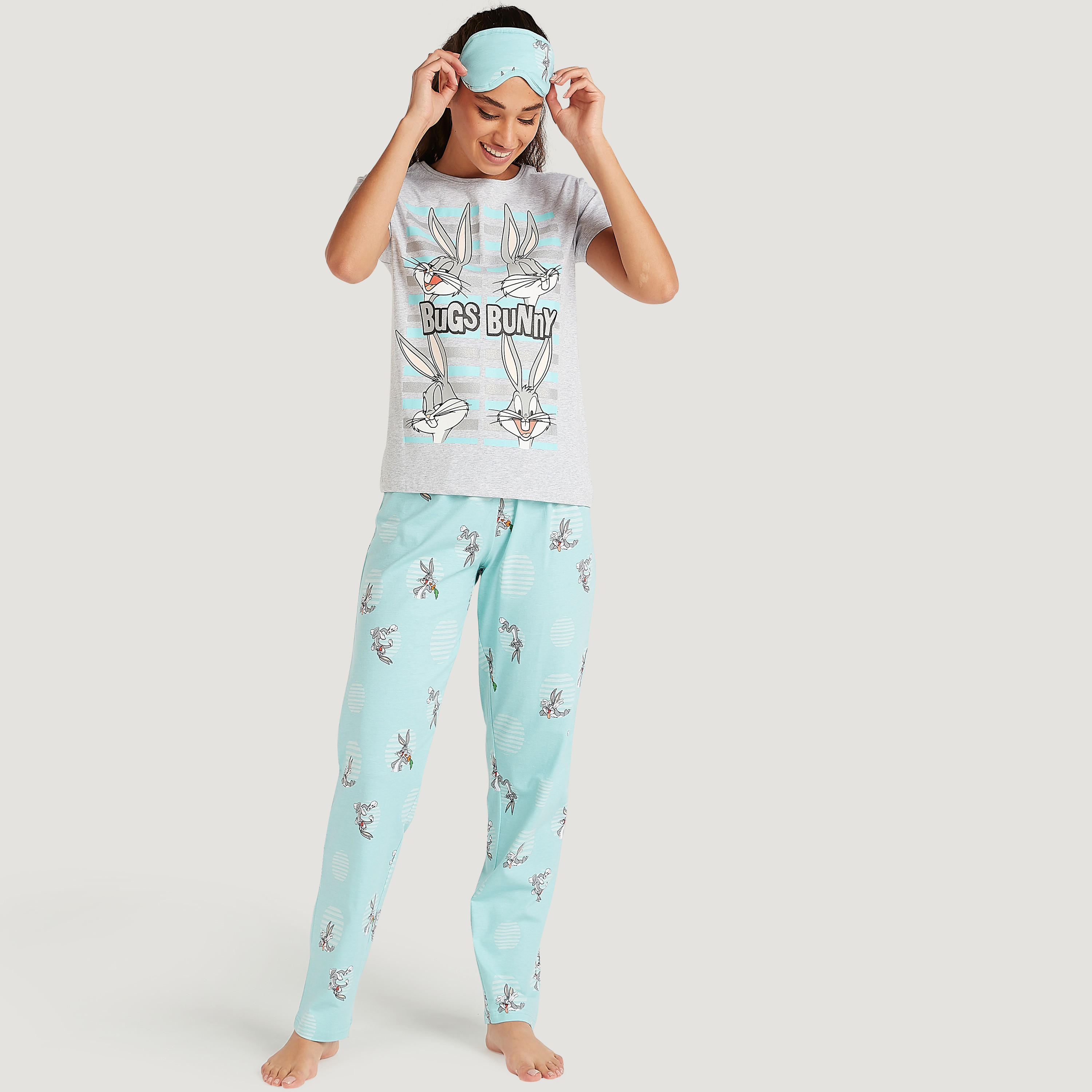 طقم من بنطلون بيجاما طويل وتيشيرت بطبعات باجز باني-women-clothing-nightwear-pyjamas-longsets-image-2