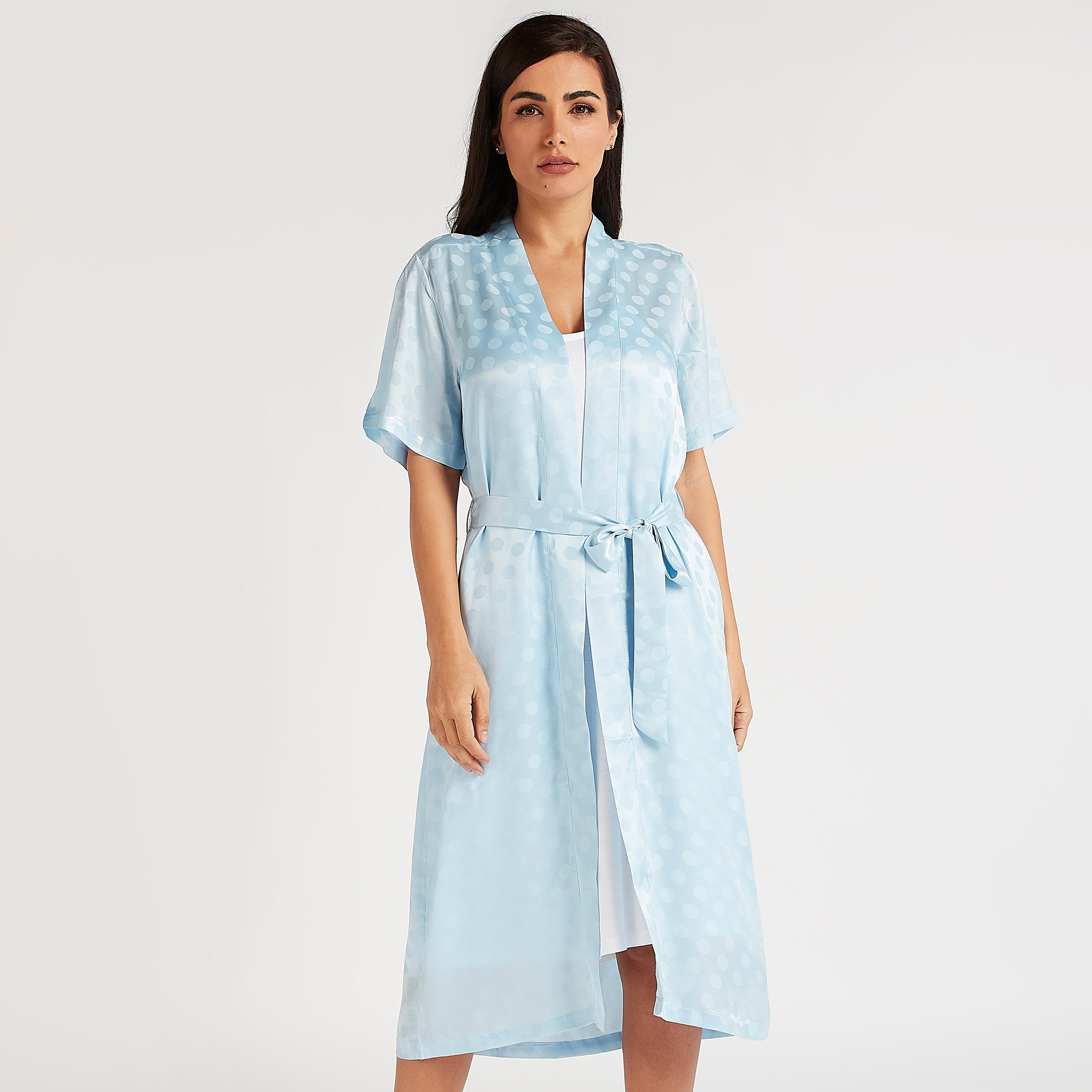 روب منقّط بحزام وياقة منسدلة وأكمام قصيرة-women-clothing-nightwear-robes-image-1