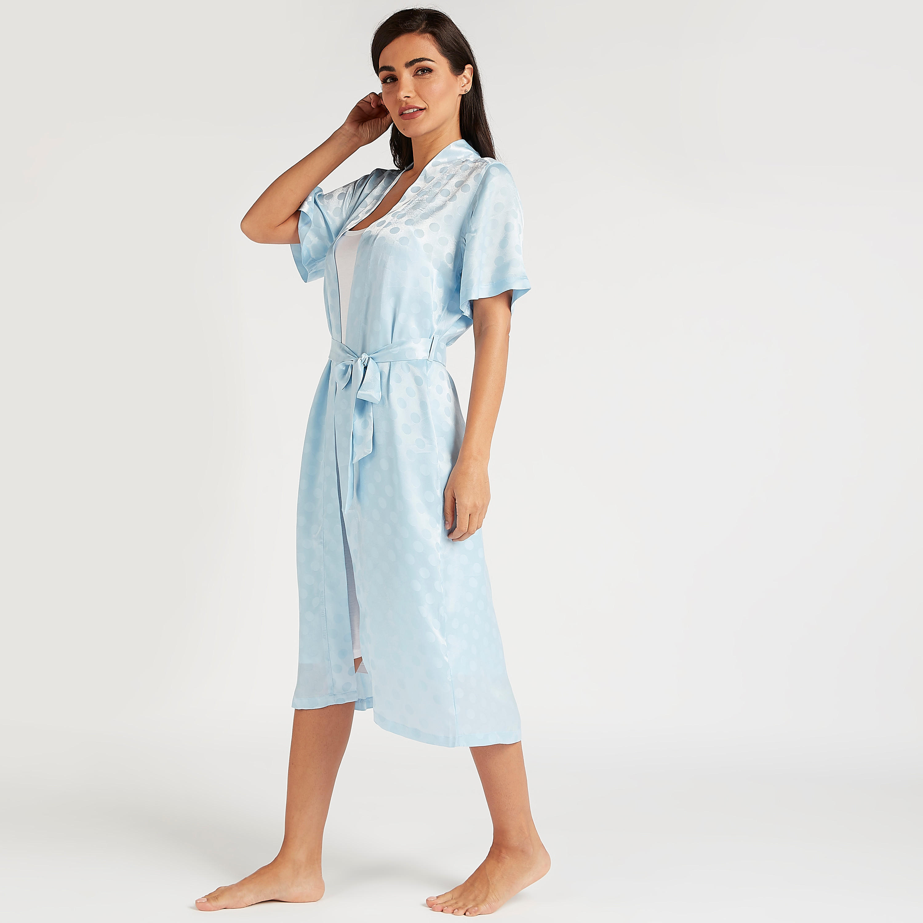 روب منقّط بحزام وياقة منسدلة وأكمام قصيرة-women-clothing-nightwear-robes-image-2