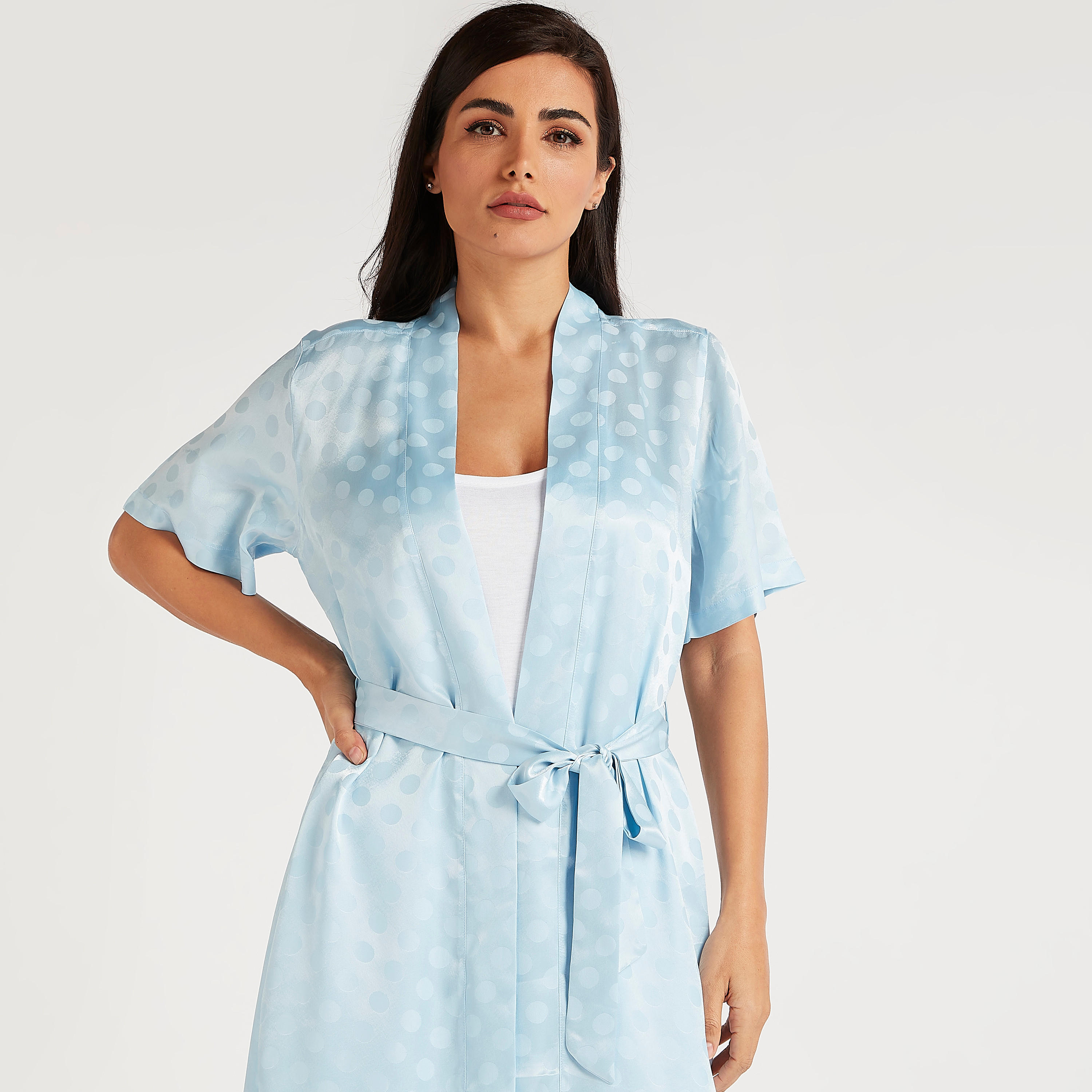 روب منقّط بحزام وياقة منسدلة وأكمام قصيرة-women-clothing-nightwear-robes-image-3