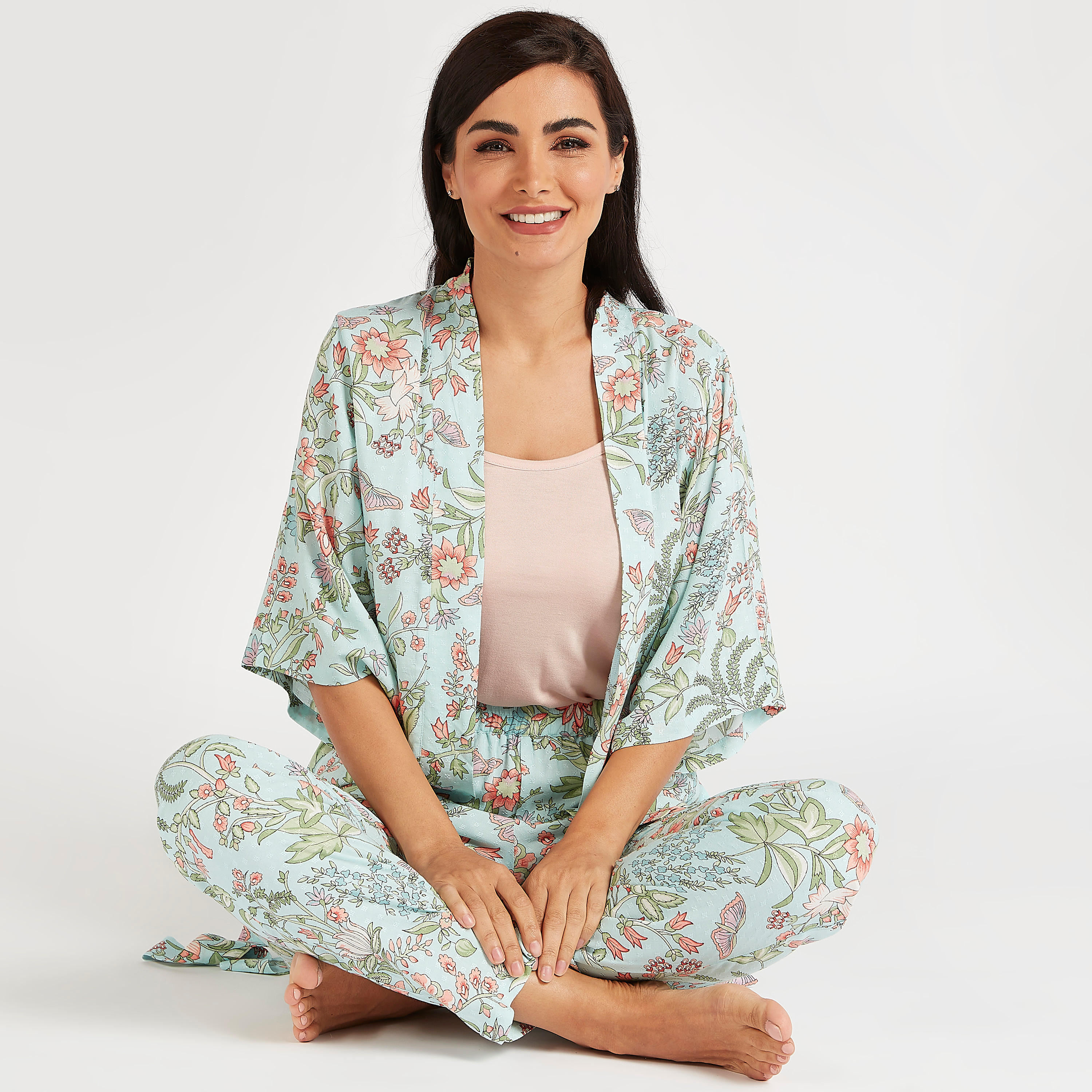 طقم من بنطلون بيجاما طويل وبلوزة بطبعات زهرية وحزام - 3 قطع-women-clothing-nightwear-pyjamas-longsets-image-1