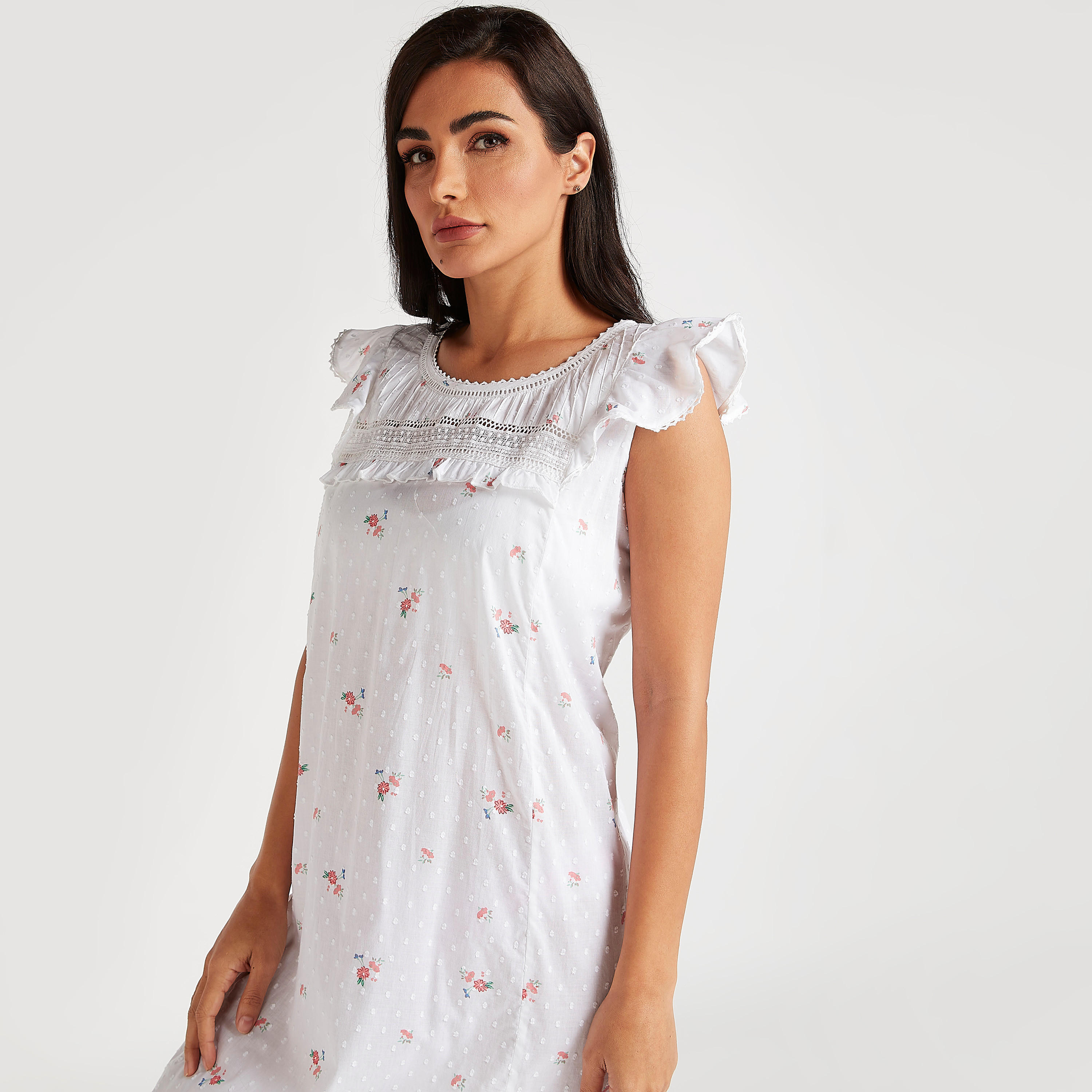 قميص نوم بطبعات أزهار وتفاصيل كشكشة ودانتيل-women-clothing-nightwear-nighties-image-1
