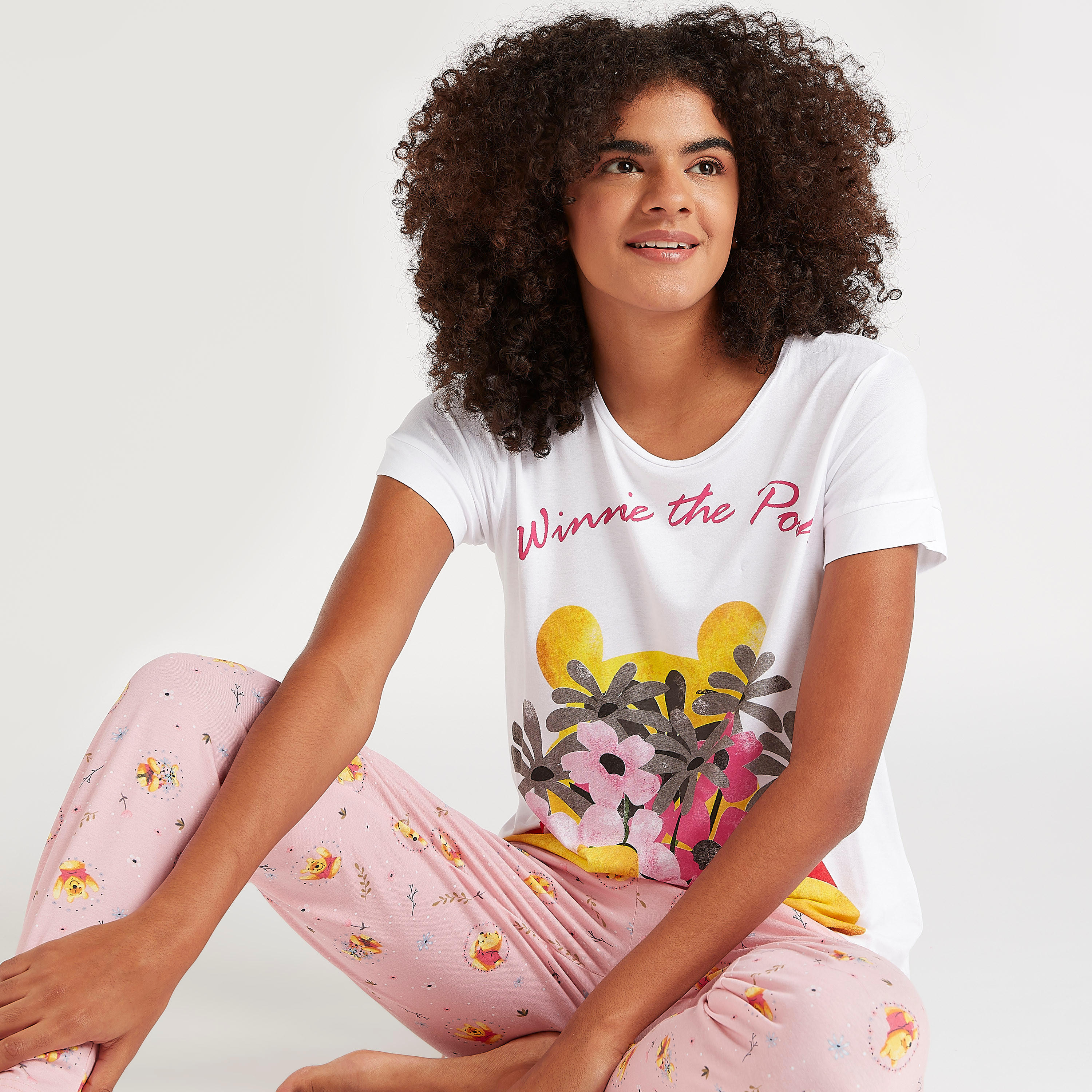طقم بنطلون بيجاما وتيشيرت بياقة ضيّقة وطبعات-women-clothing-nightwear-pyjamas-longsets-image-2