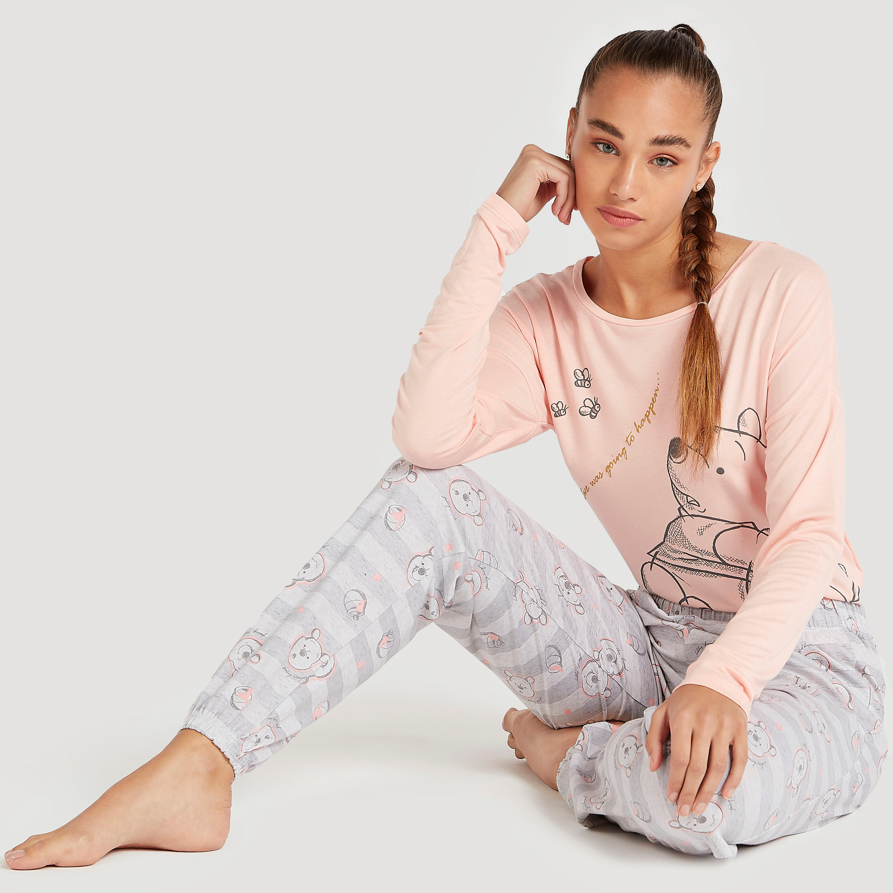 طقم بيجاما من بنطلون وتيشيرت بطبعات ويني ذا بوه-women-clothing-nightwear-pyjamas-longsets-image-1