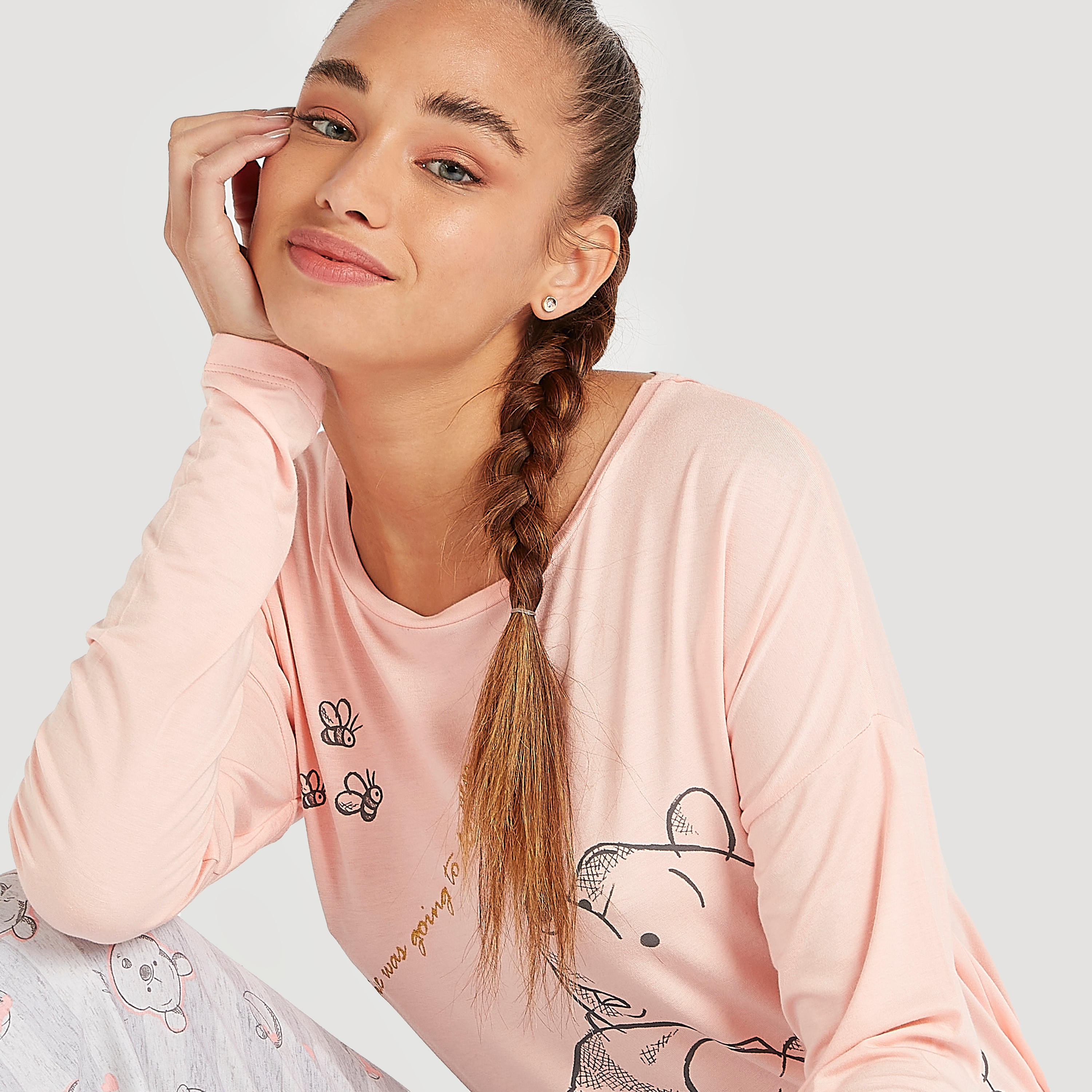 طقم بيجاما من بنطلون وتيشيرت بطبعات ويني ذا بوه-women-clothing-nightwear-pyjamas-longsets-image-3