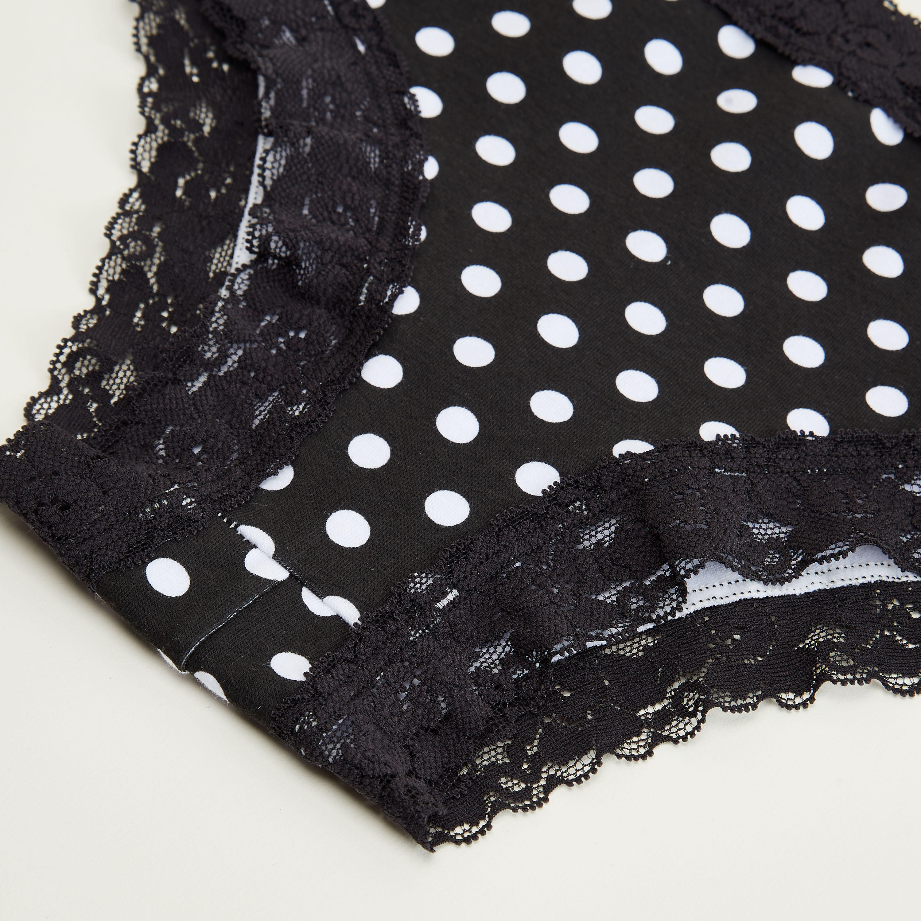 سروال داخلي بطبعات منقطة وتفاصيل دانتيل-women-clothing-lingerie-panties-image-2
