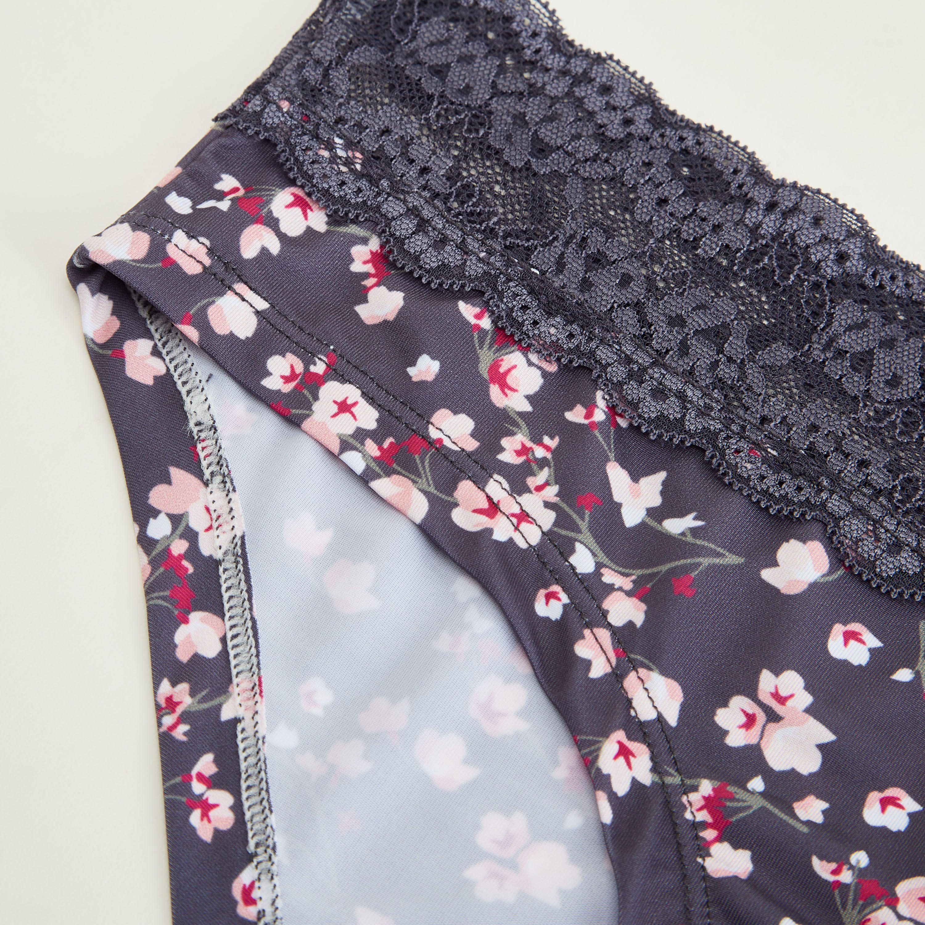 سروال هيبستر داخلي بخصر مطاطي وتفاصيل دانتيل وطبعات أزهار-women-clothing-lingerie-panties-image-2