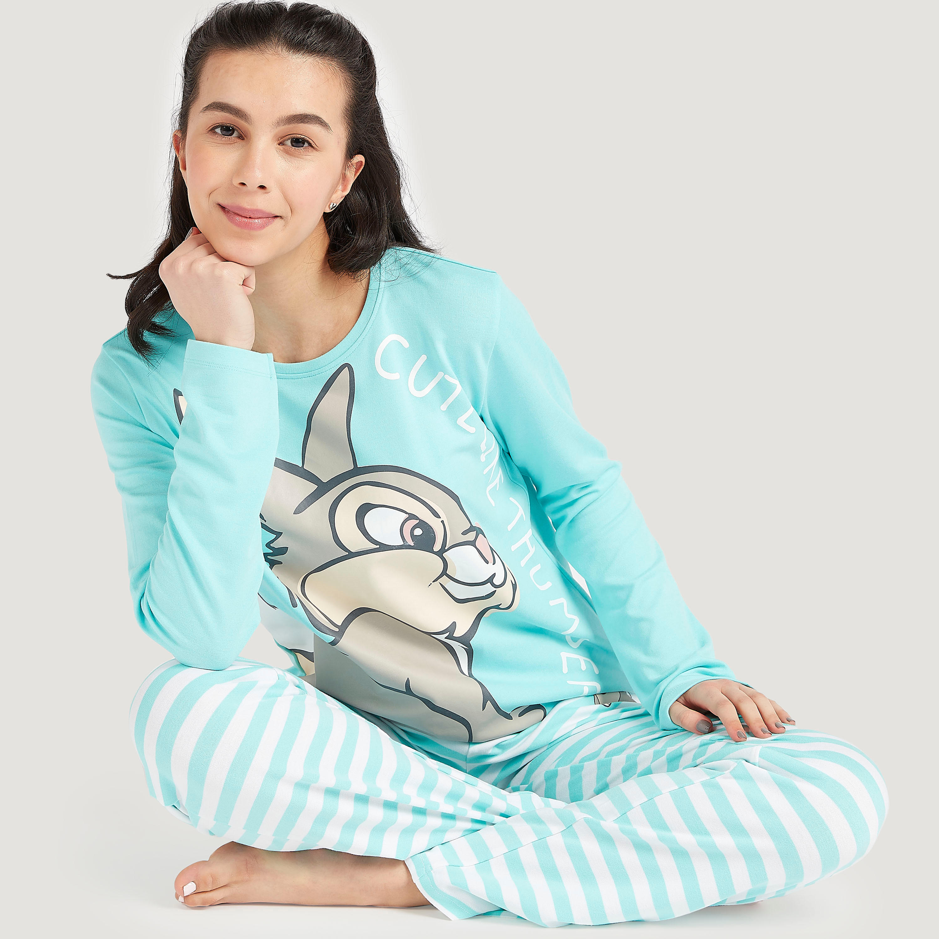 طقم من بنطلون بيجاما مخطّط وتيشيرت بأكمام طويلة وطبعات ثامبر-women-clothing-nightwear-pyjamas-longsets-image-1