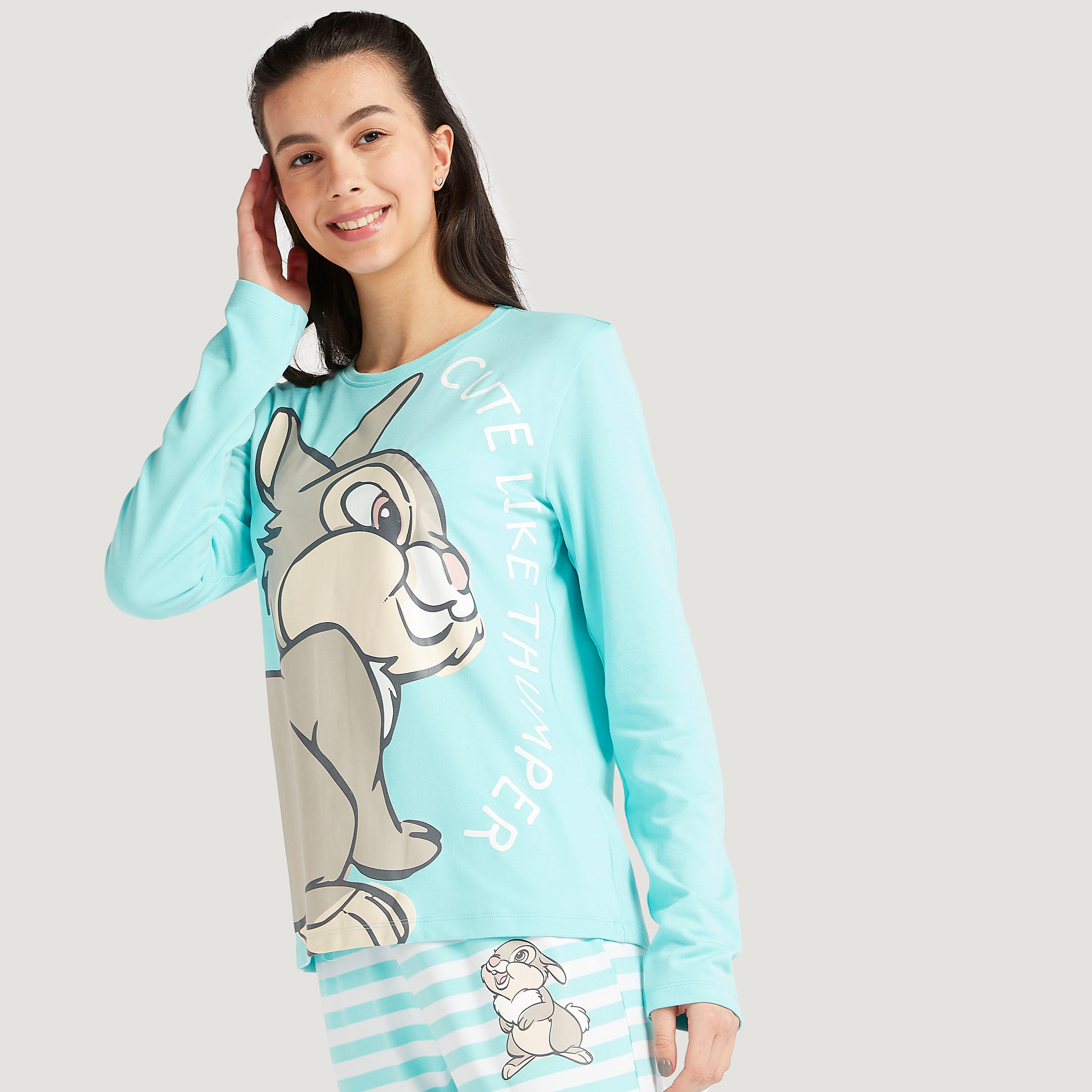 طقم من بنطلون بيجاما مخطّط وتيشيرت بأكمام طويلة وطبعات ثامبر-women-clothing-nightwear-pyjamas-longsets-image-4