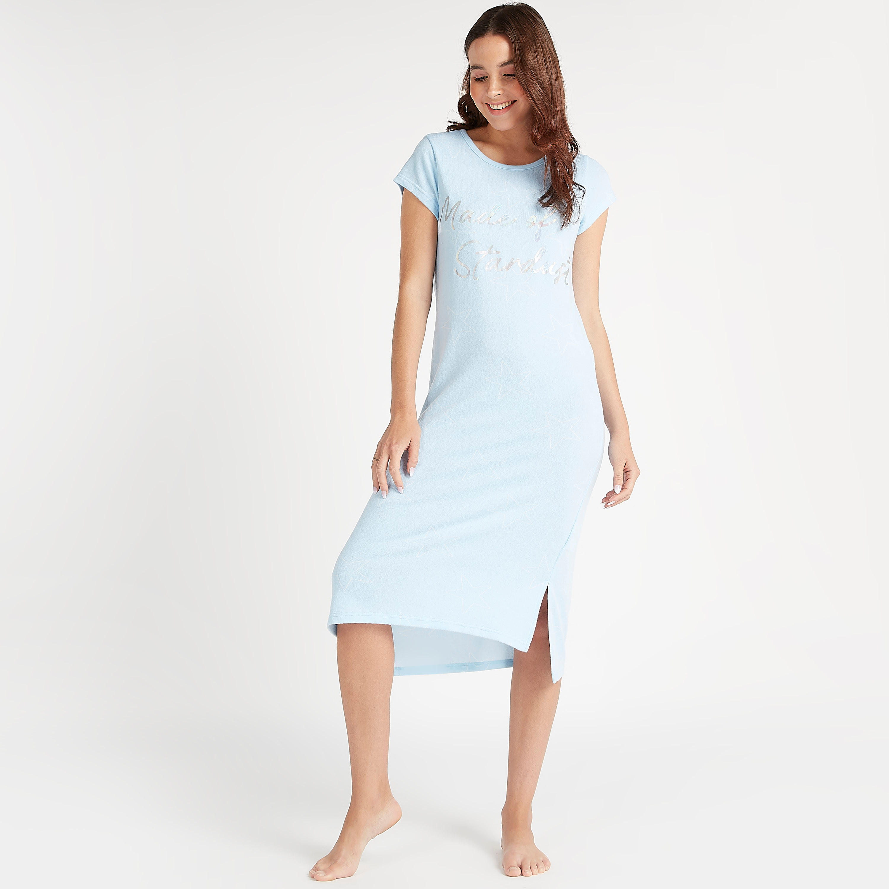 فستان نوم بياقة ضيّقة وطبعات شعار وأكمام قصيرة-women-clothing-nightwear-nighties-image-1
