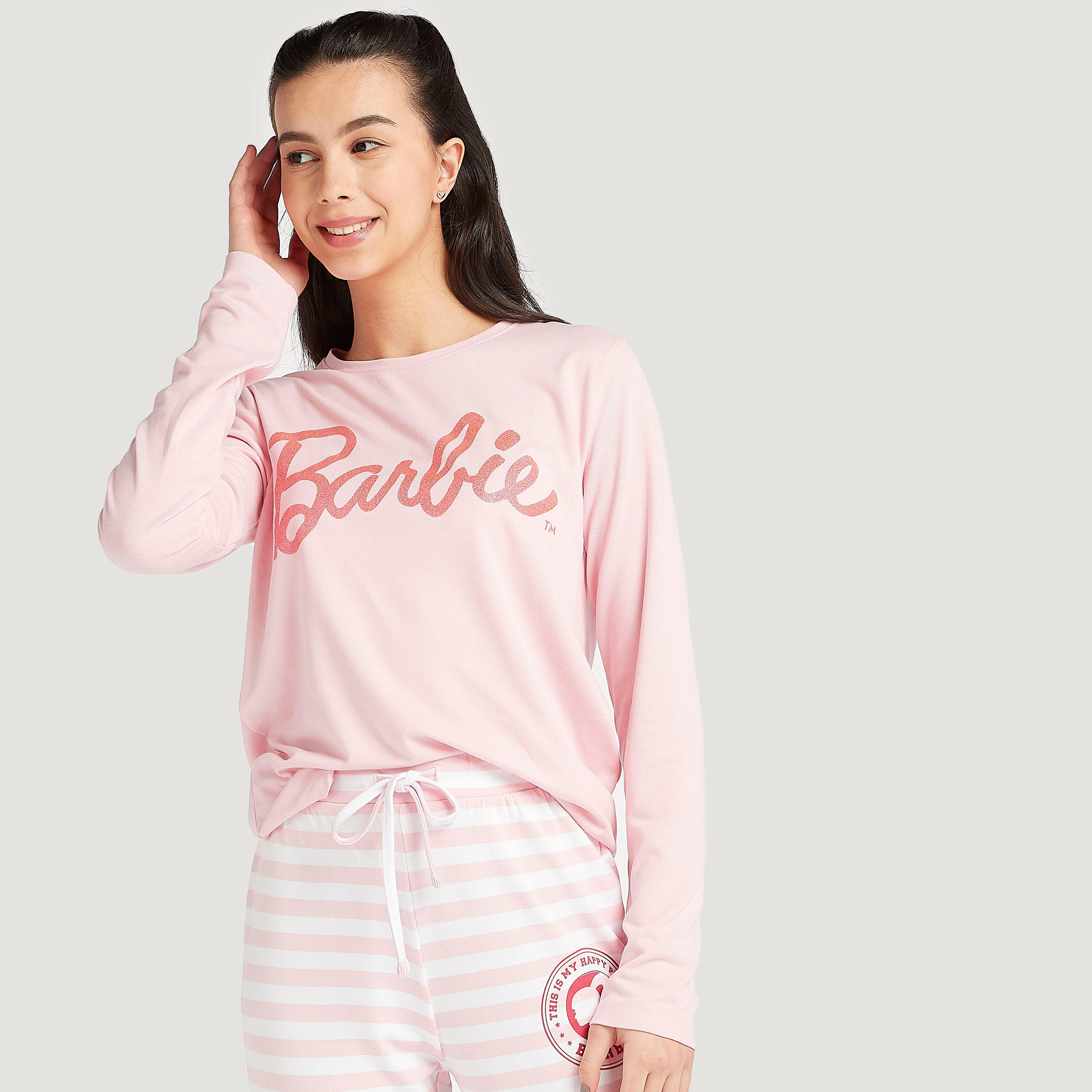 طقم من بنطلون بيجاما مقلّم وتيشيرت بطبعات باربي-women-clothing-nightwear-pyjamas-longsets-image-1