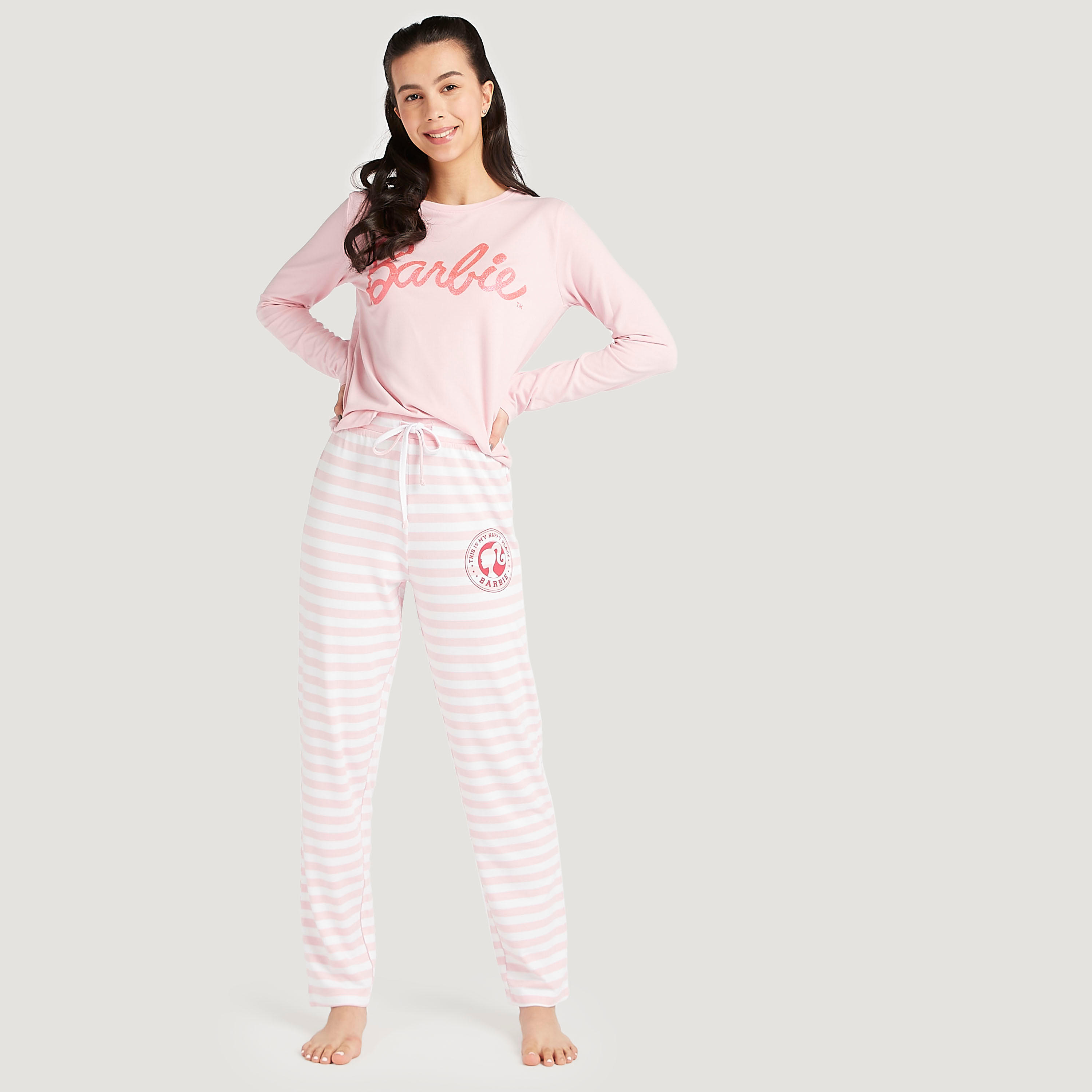 طقم من بنطلون بيجاما مقلّم وتيشيرت بطبعات باربي-women-clothing-nightwear-pyjamas-longsets-image-2