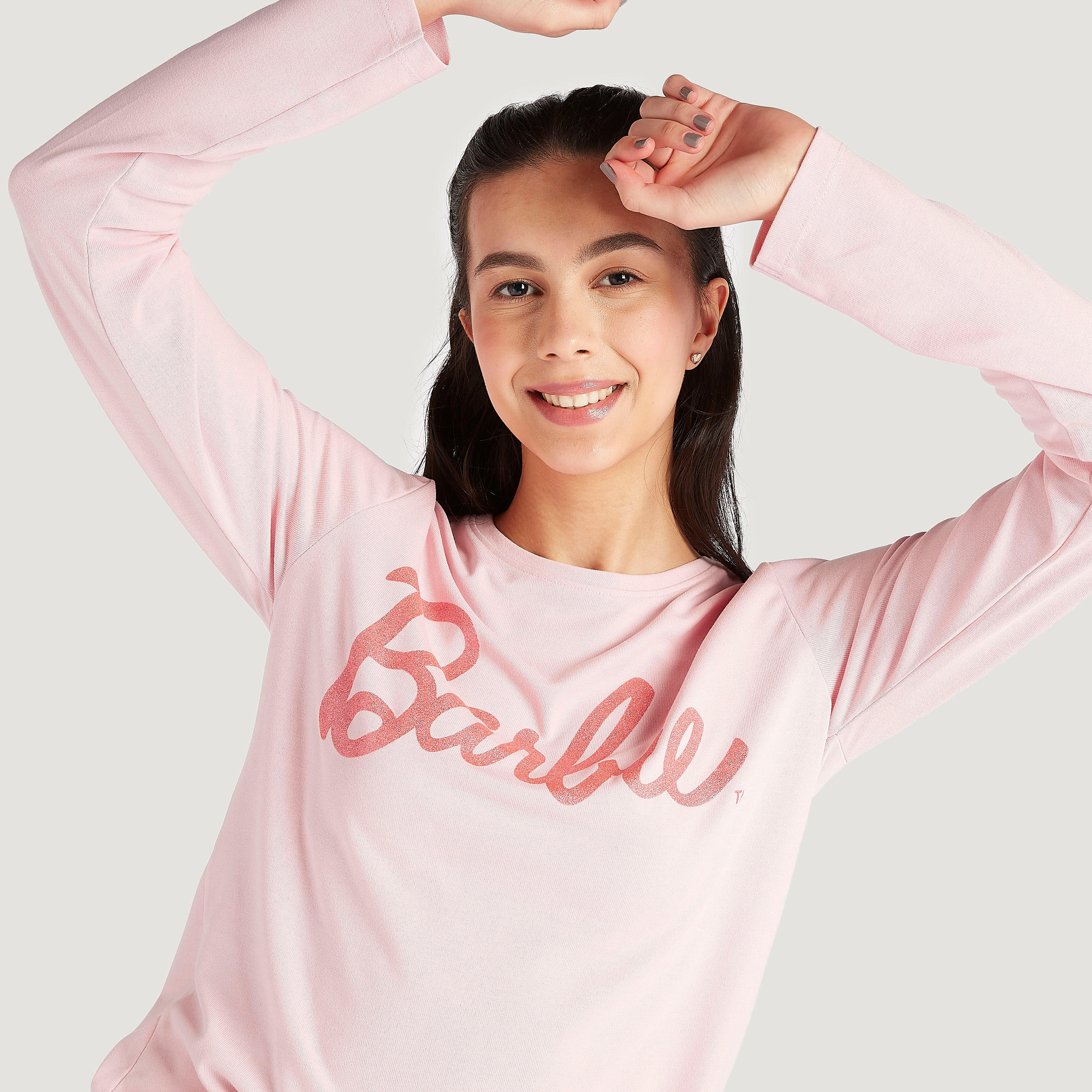 طقم من بنطلون بيجاما مقلّم وتيشيرت بطبعات باربي-women-clothing-nightwear-pyjamas-longsets-image-3