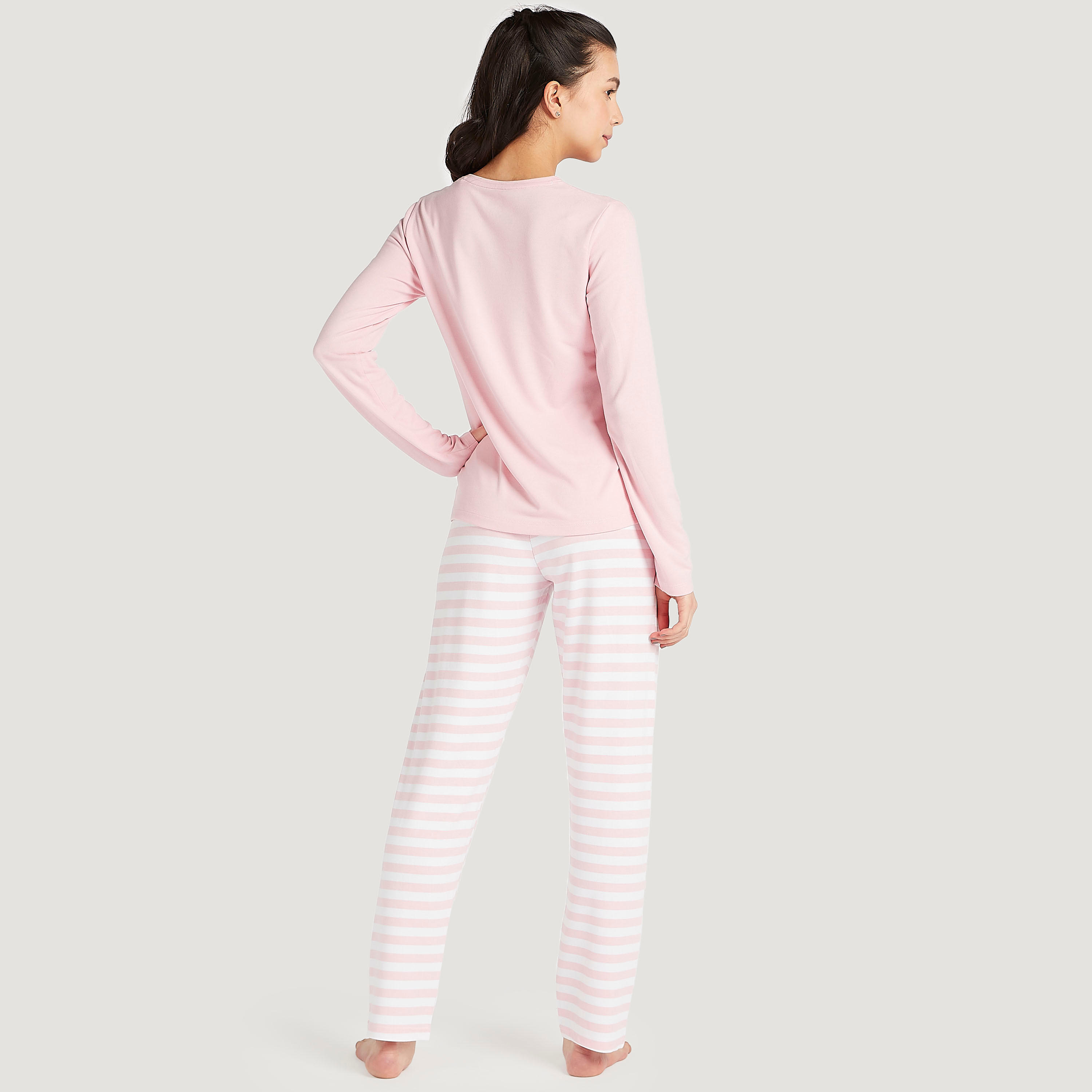 طقم من بنطلون بيجاما مقلّم وتيشيرت بطبعات باربي-women-clothing-nightwear-pyjamas-longsets-image-4