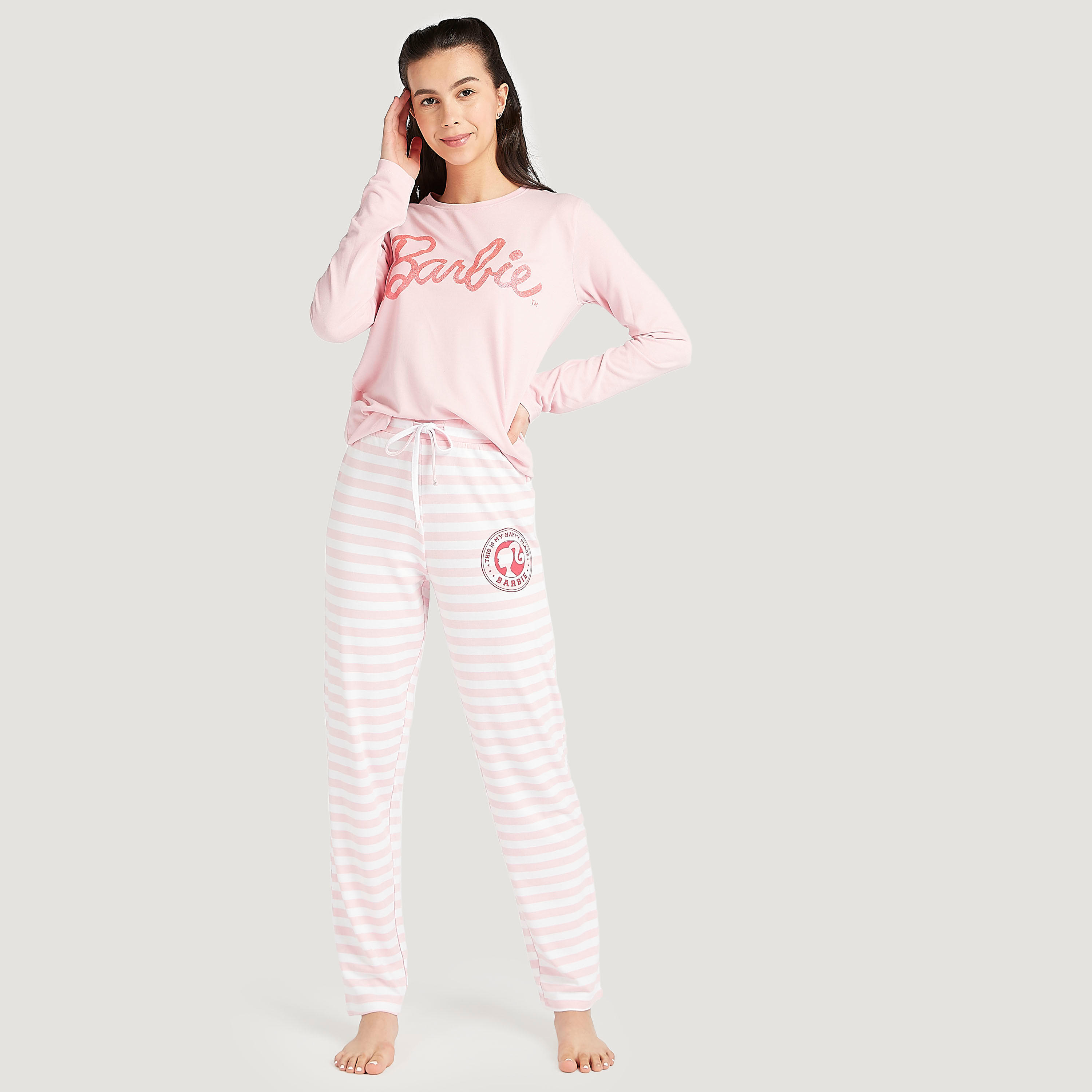 طقم من بنطلون بيجاما مقلّم وتيشيرت بطبعات باربي-women-clothing-nightwear-pyjamas-longsets-image-7