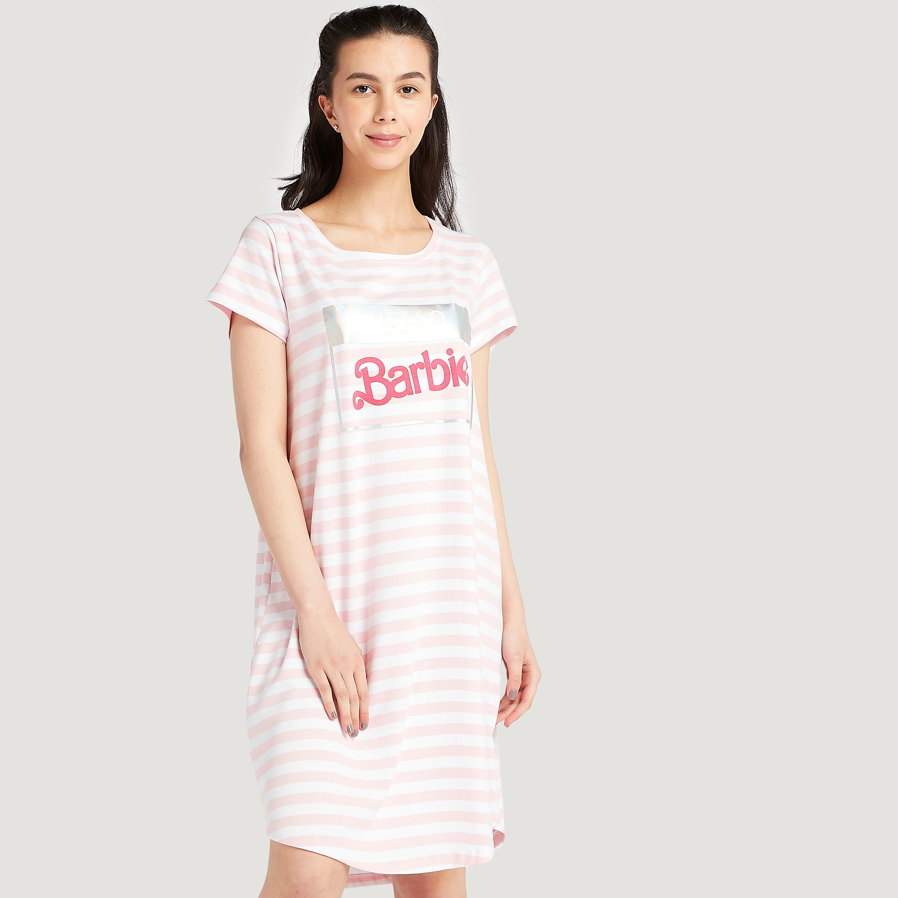 فستان نوم مستدام بطبعات باربي وأكمام قصيرة-women-clothing-nightwear-nighties-image-1