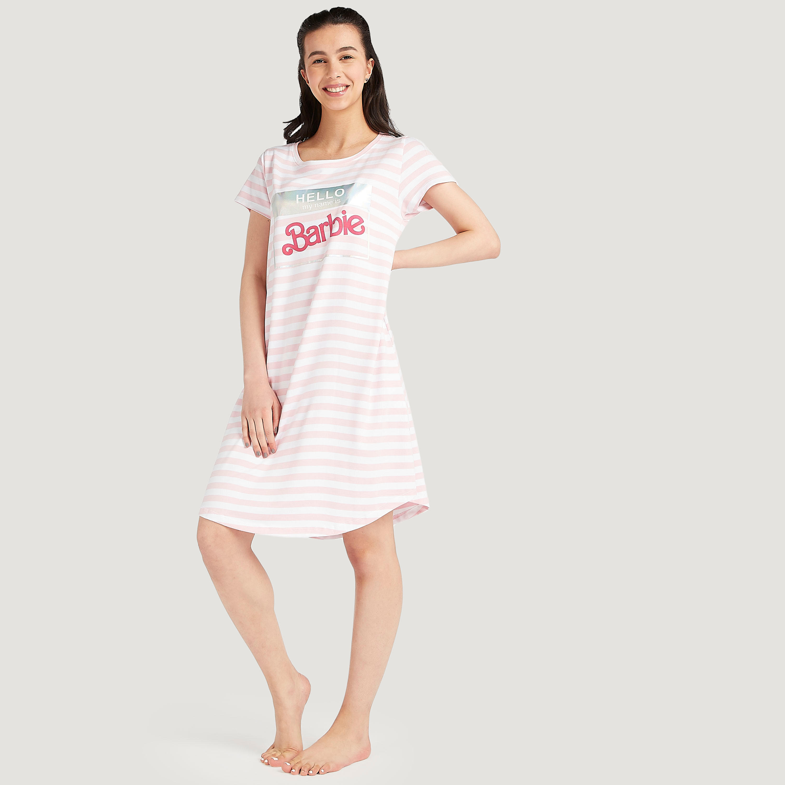 فستان نوم مستدام بطبعات باربي وأكمام قصيرة-women-clothing-nightwear-nighties-image-2