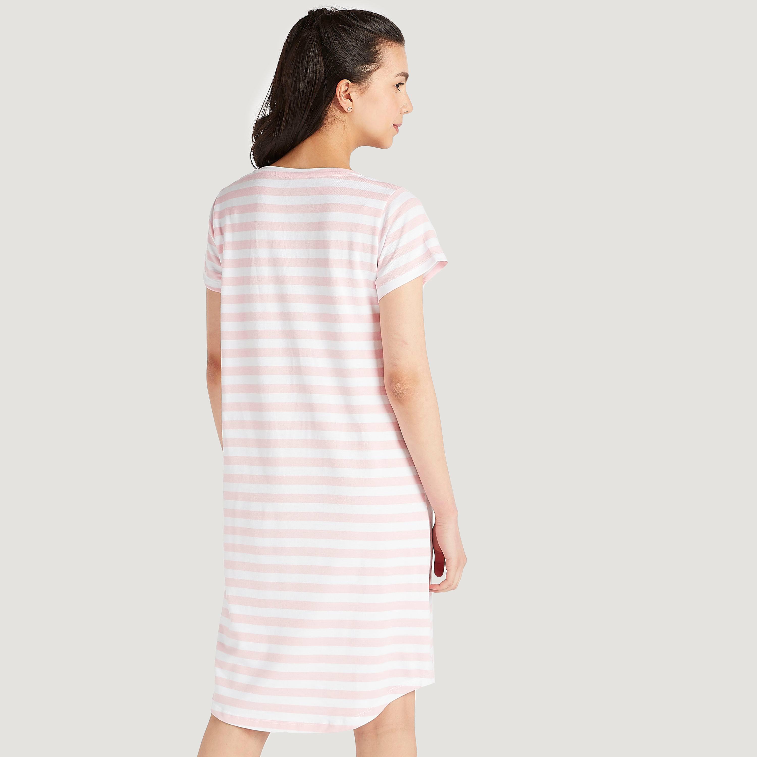 فستان نوم مستدام بطبعات باربي وأكمام قصيرة-women-clothing-nightwear-nighties-image-4