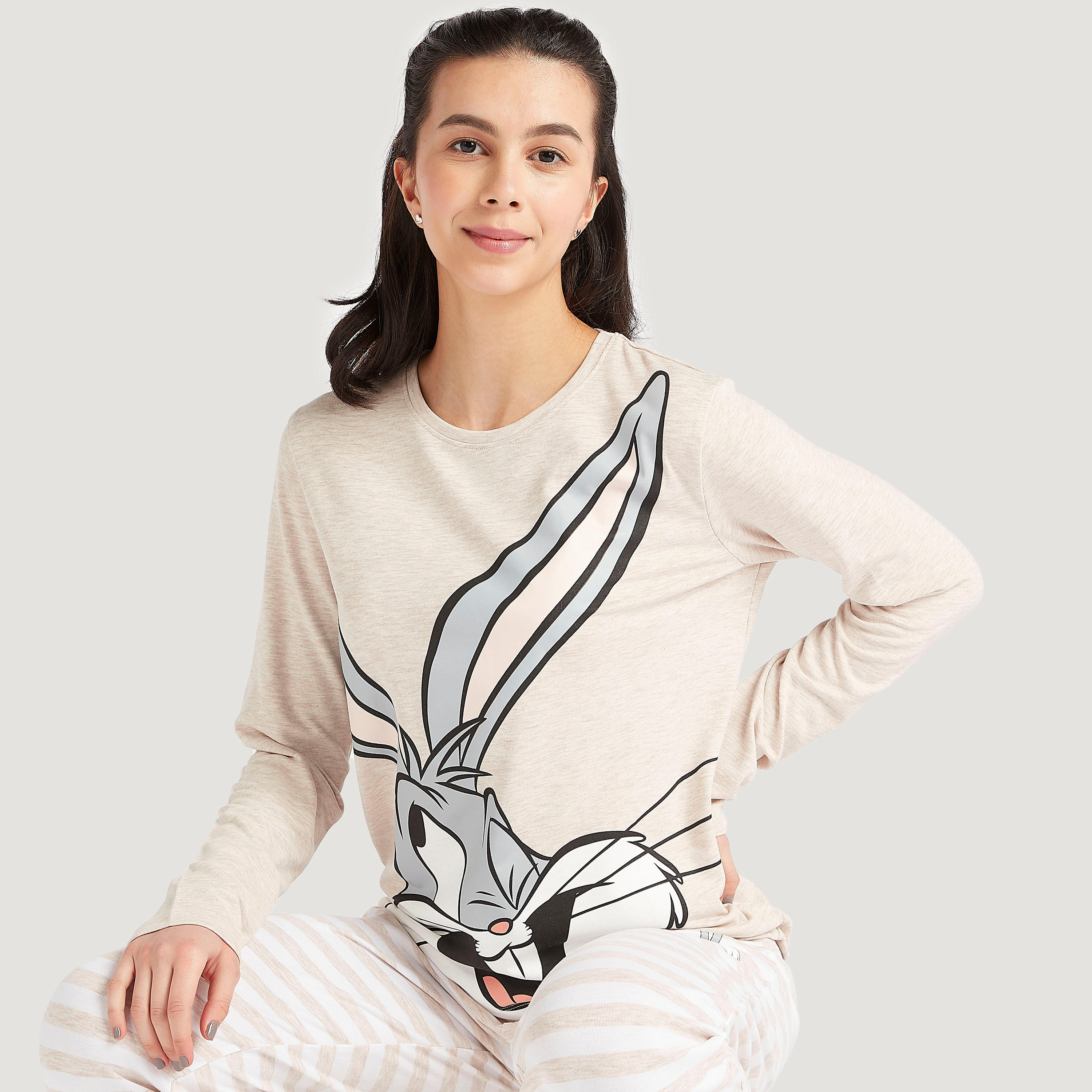 طقم من بنطلون بيجاما مقلّم وتيشيرت بطبعات باجز باني-women-clothing-nightwear-pyjamas-longsets-image-1