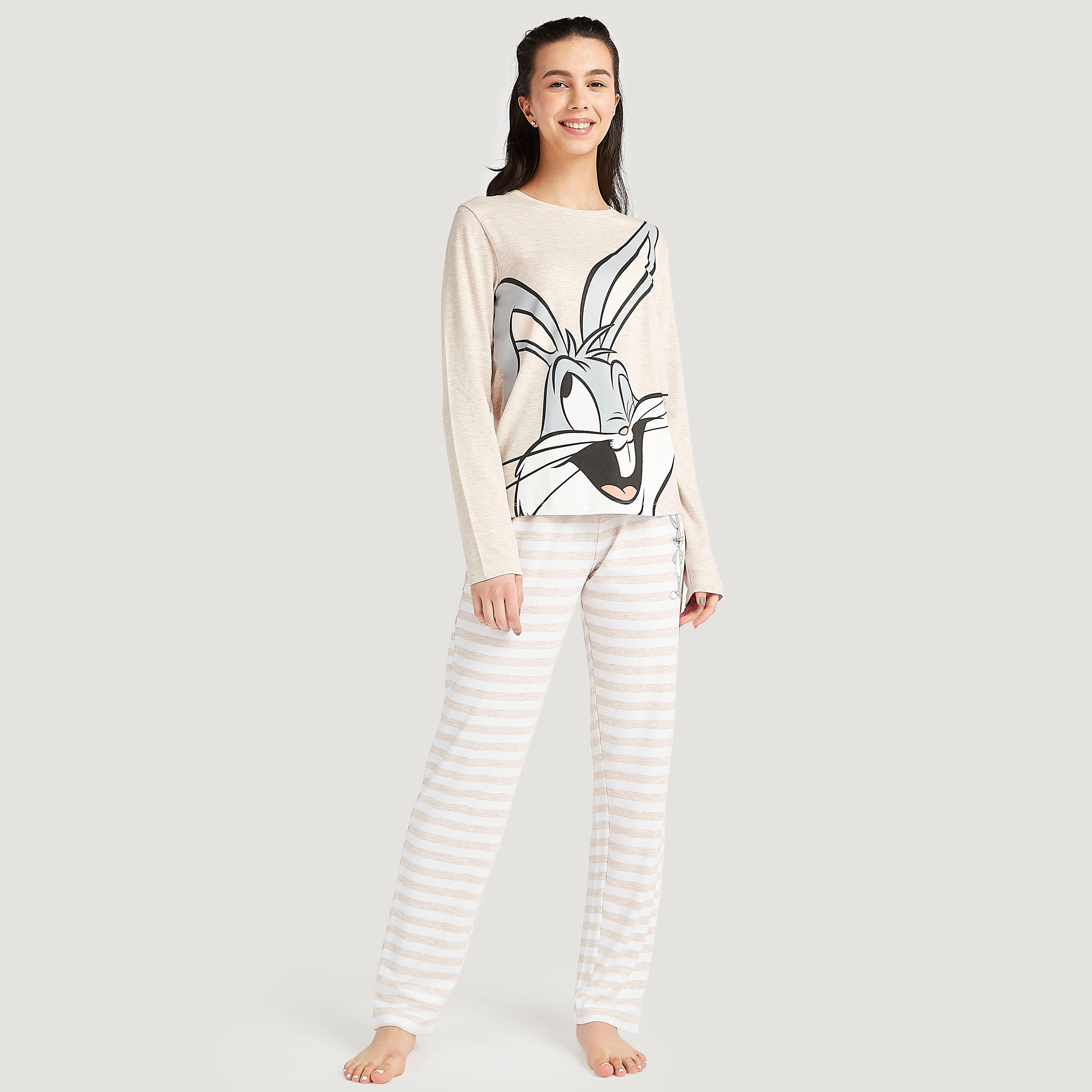 طقم من بنطلون بيجاما مقلّم وتيشيرت بطبعات باجز باني-women-clothing-nightwear-pyjamas-longsets-image-2
