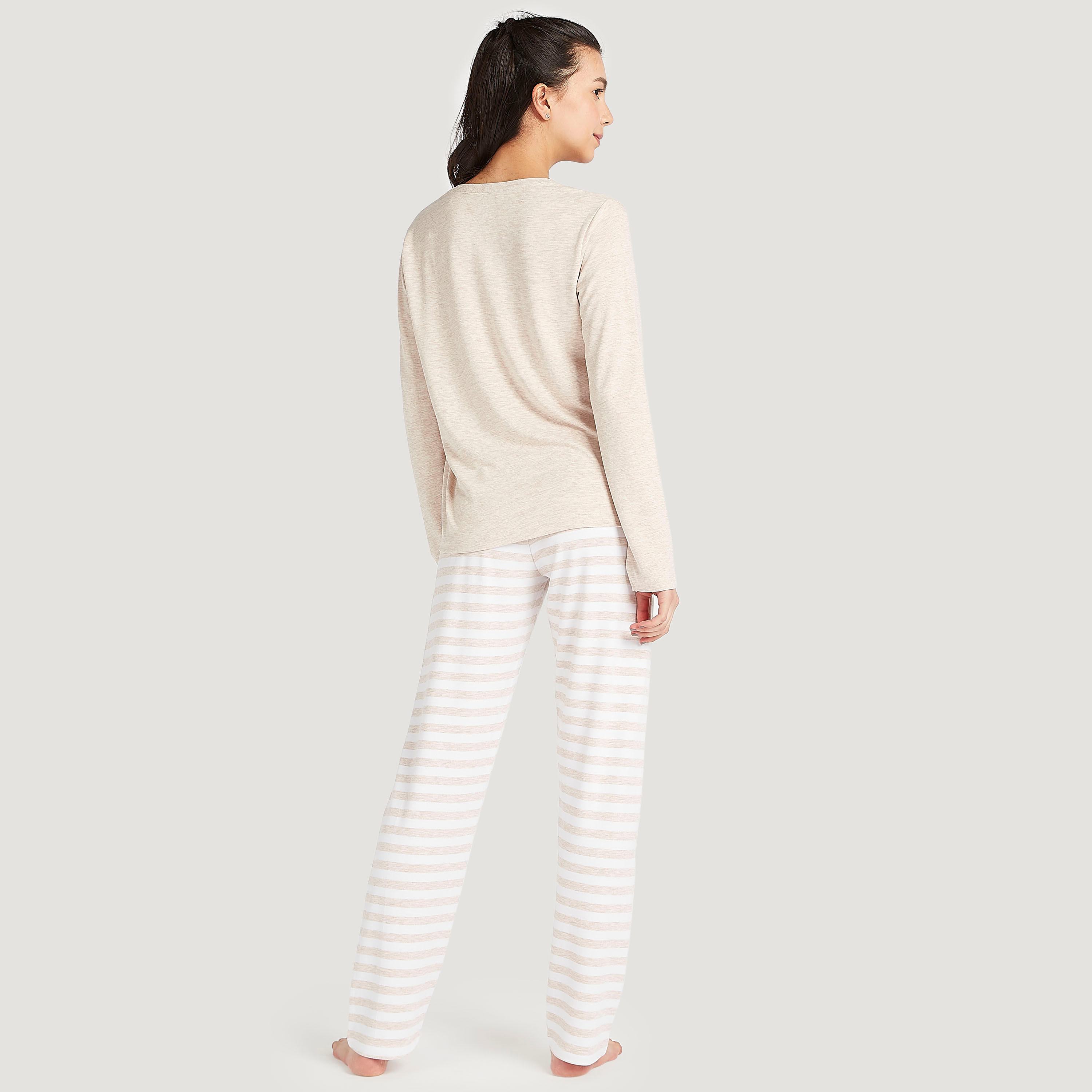 طقم من بنطلون بيجاما مقلّم وتيشيرت بطبعات باجز باني-women-clothing-nightwear-pyjamas-longsets-image-3