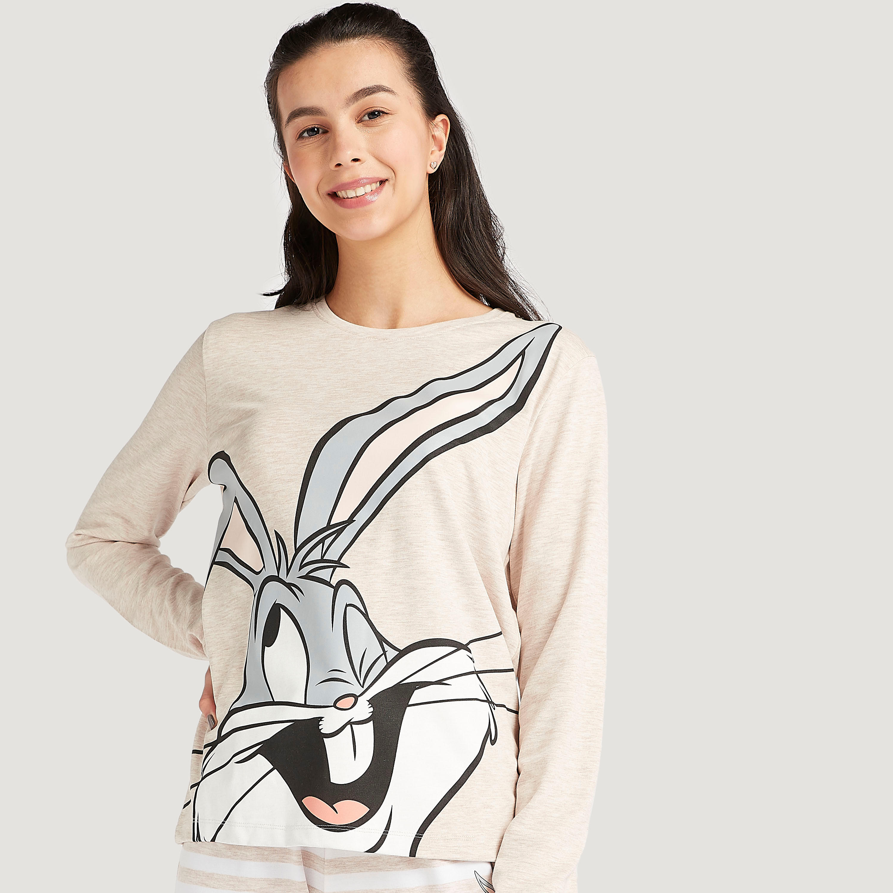 طقم من بنطلون بيجاما مقلّم وتيشيرت بطبعات باجز باني-women-clothing-nightwear-pyjamas-longsets-image-4
