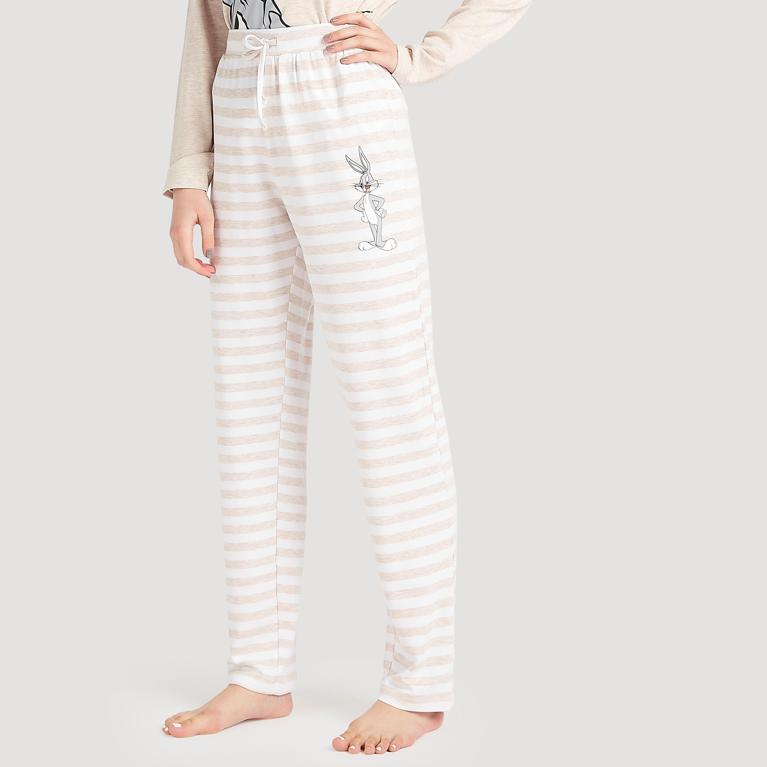 طقم من بنطلون بيجاما مقلّم وتيشيرت بطبعات باجز باني-women-clothing-nightwear-pyjamas-longsets-image-5
