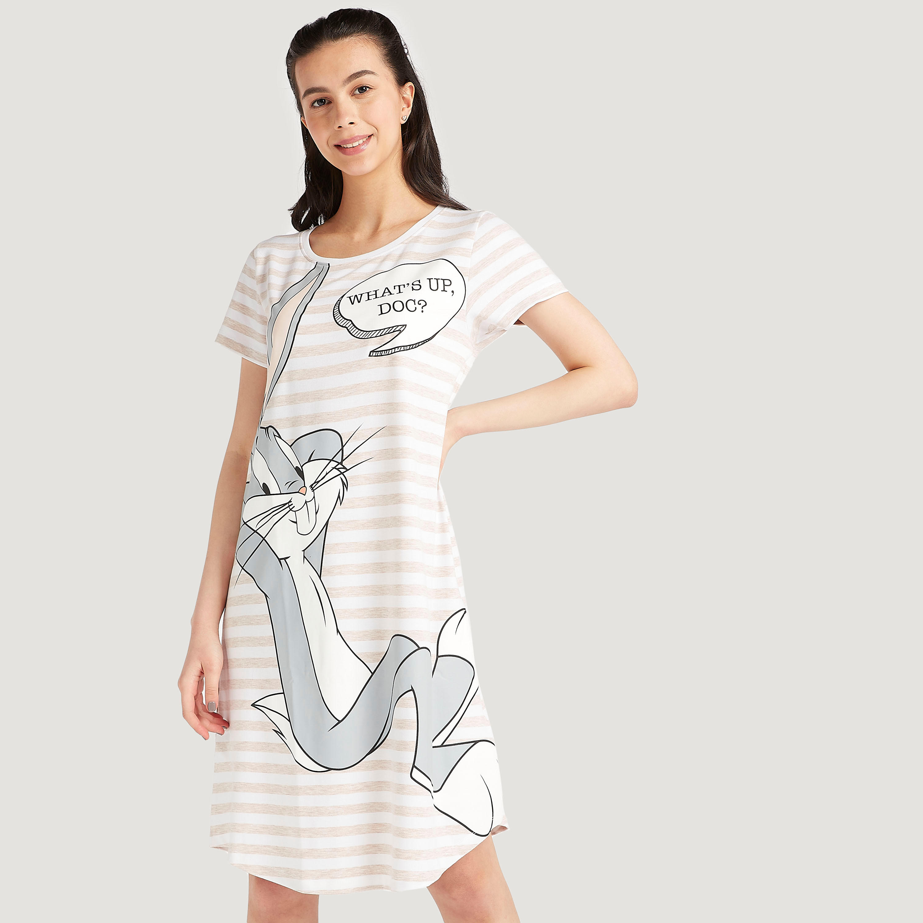 فستان نوم بطبعات باجز باني وأكمام قصيرة-women-clothing-nightwear-nighties-image-1