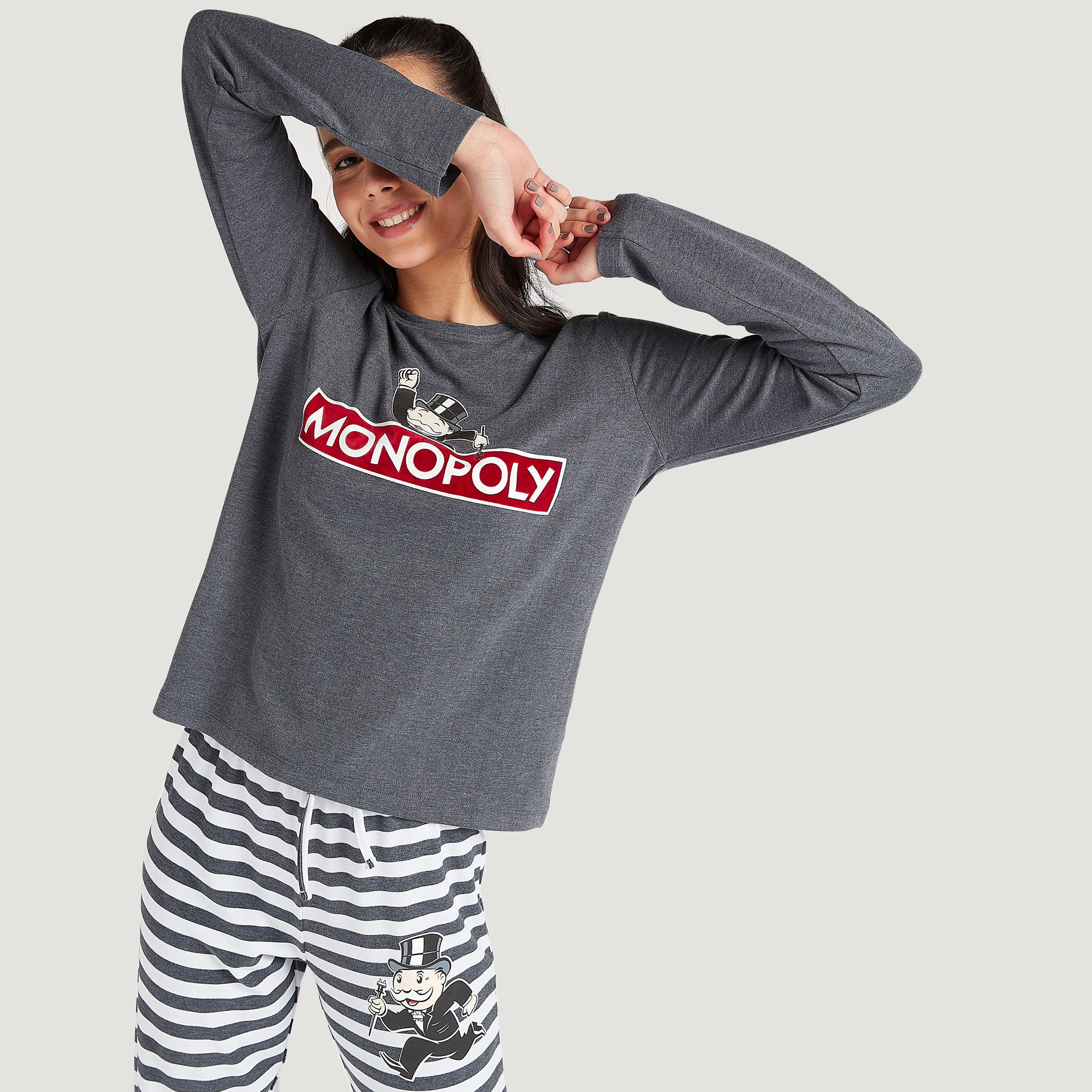 طقم من بنطلون بيجاما مخطّط وتيشيرت بأكمام طويلة وطبعات مونوبولي-women-clothing-nightwear-pyjamas-longsets-image-1