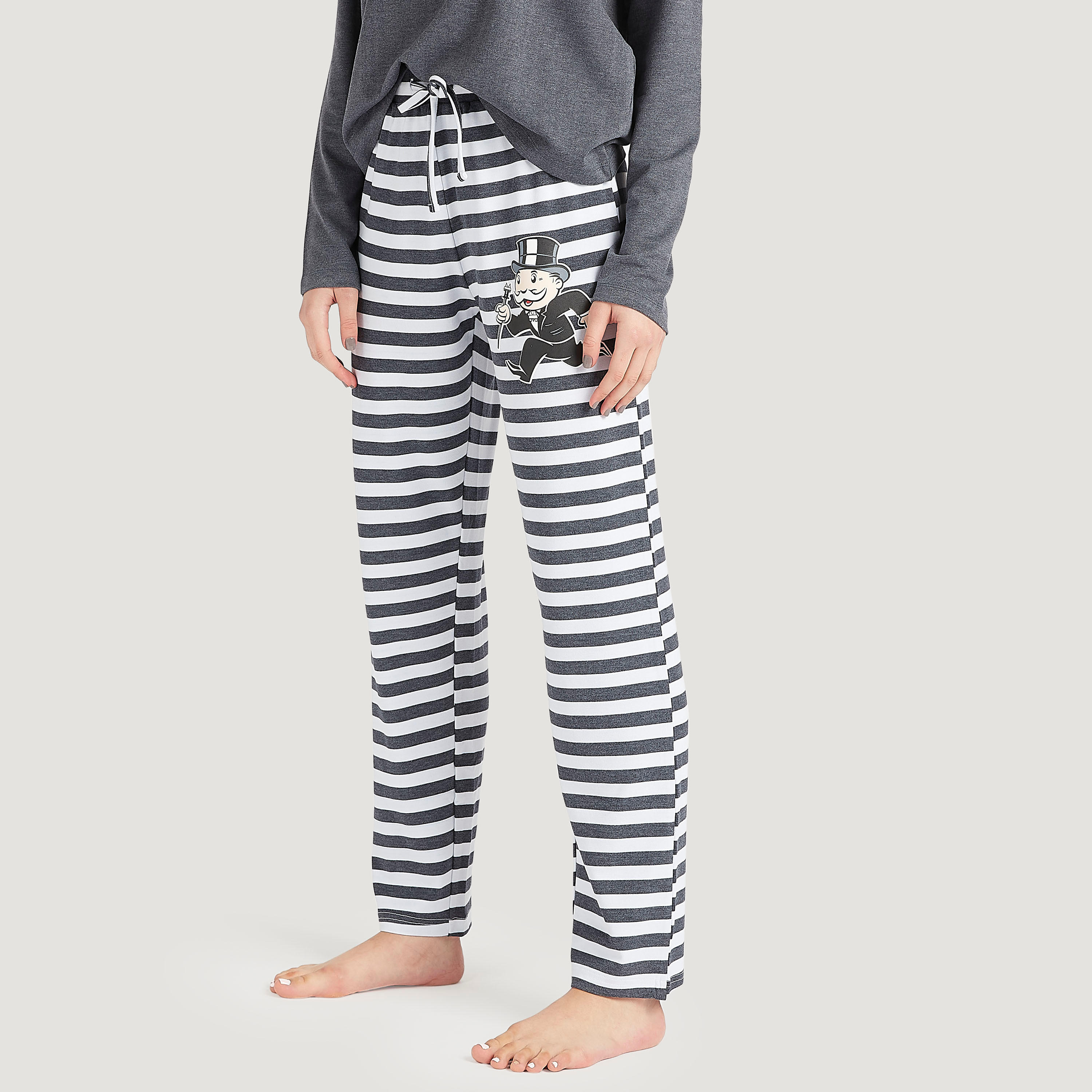 طقم من بنطلون بيجاما مخطّط وتيشيرت بأكمام طويلة وطبعات مونوبولي-women-clothing-nightwear-pyjamas-longsets-image-3