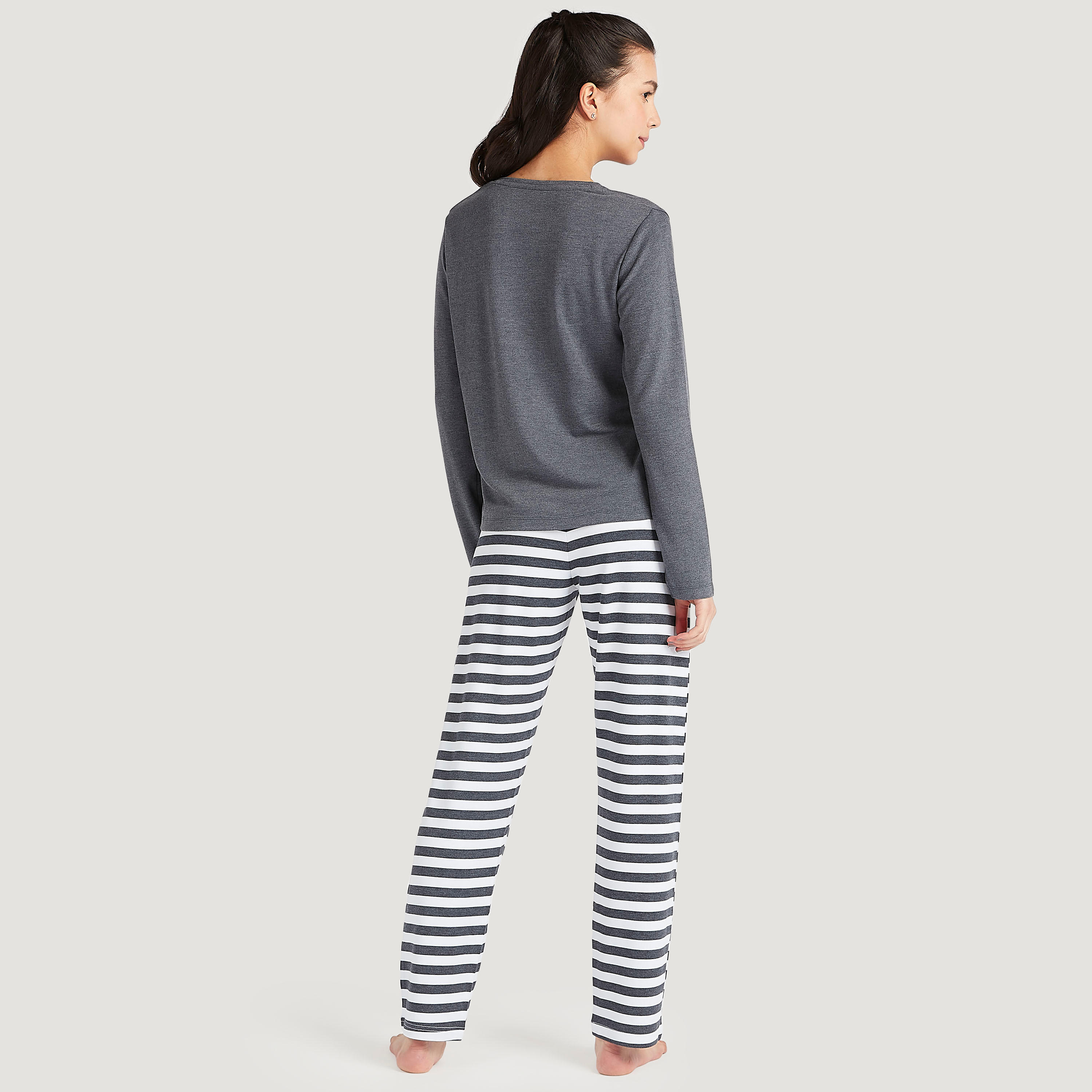 طقم من بنطلون بيجاما مخطّط وتيشيرت بأكمام طويلة وطبعات مونوبولي-women-clothing-nightwear-pyjamas-longsets-image-4