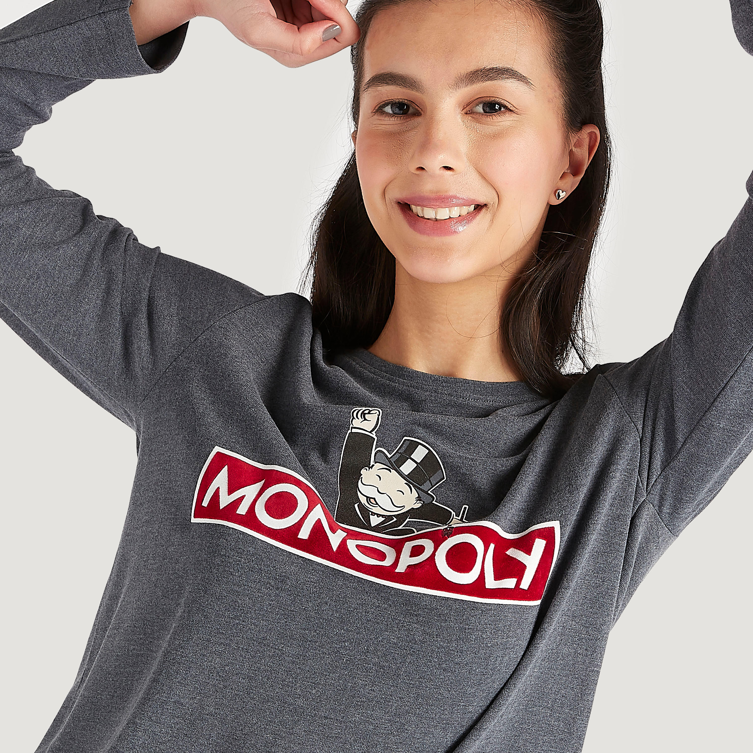 طقم من بنطلون بيجاما مخطّط وتيشيرت بأكمام طويلة وطبعات مونوبولي-women-clothing-nightwear-pyjamas-longsets-image-5