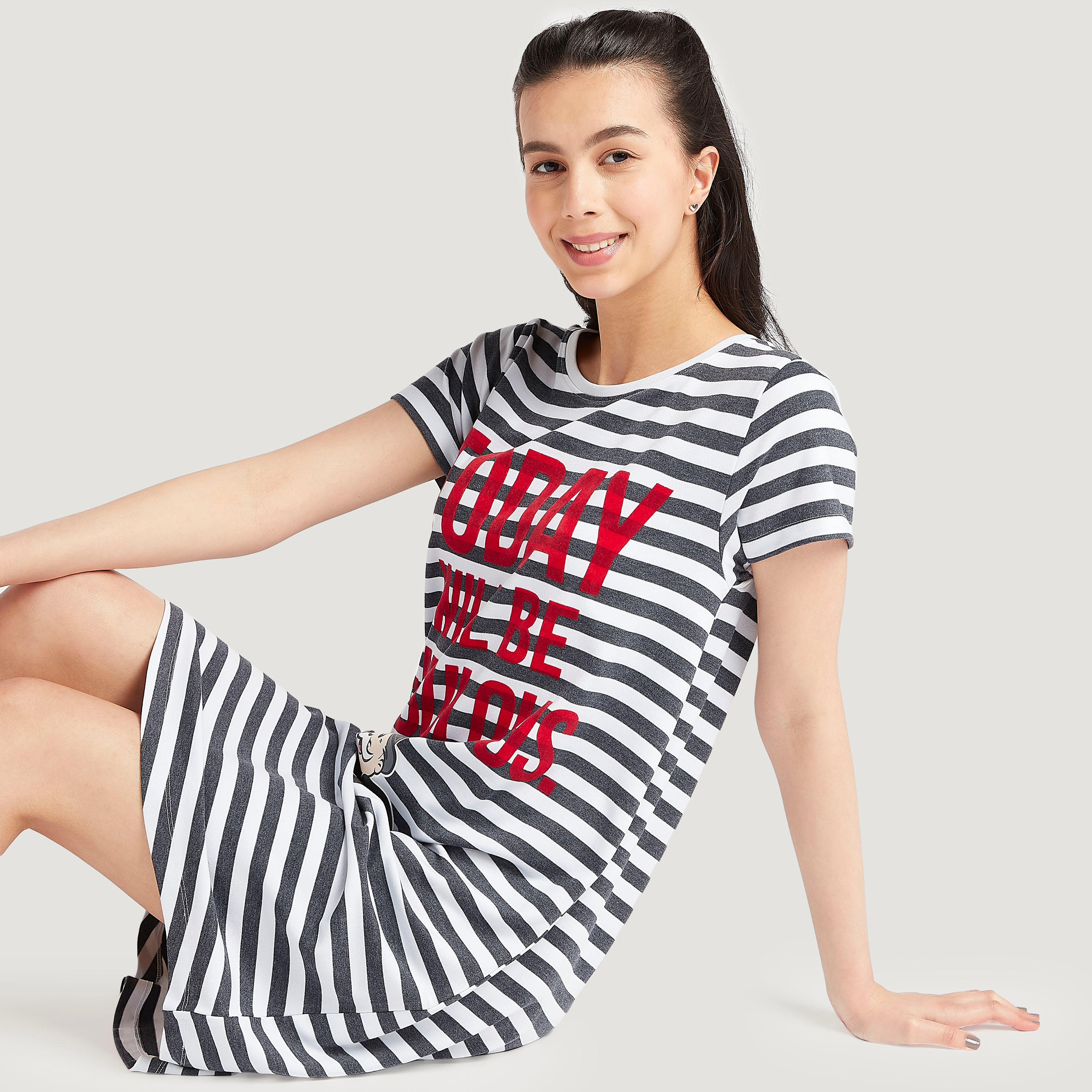 فستان نوم بياقة ضيقة وأكمام قصيرة وطبعات-women-clothing-nightwear-nighties-image-5