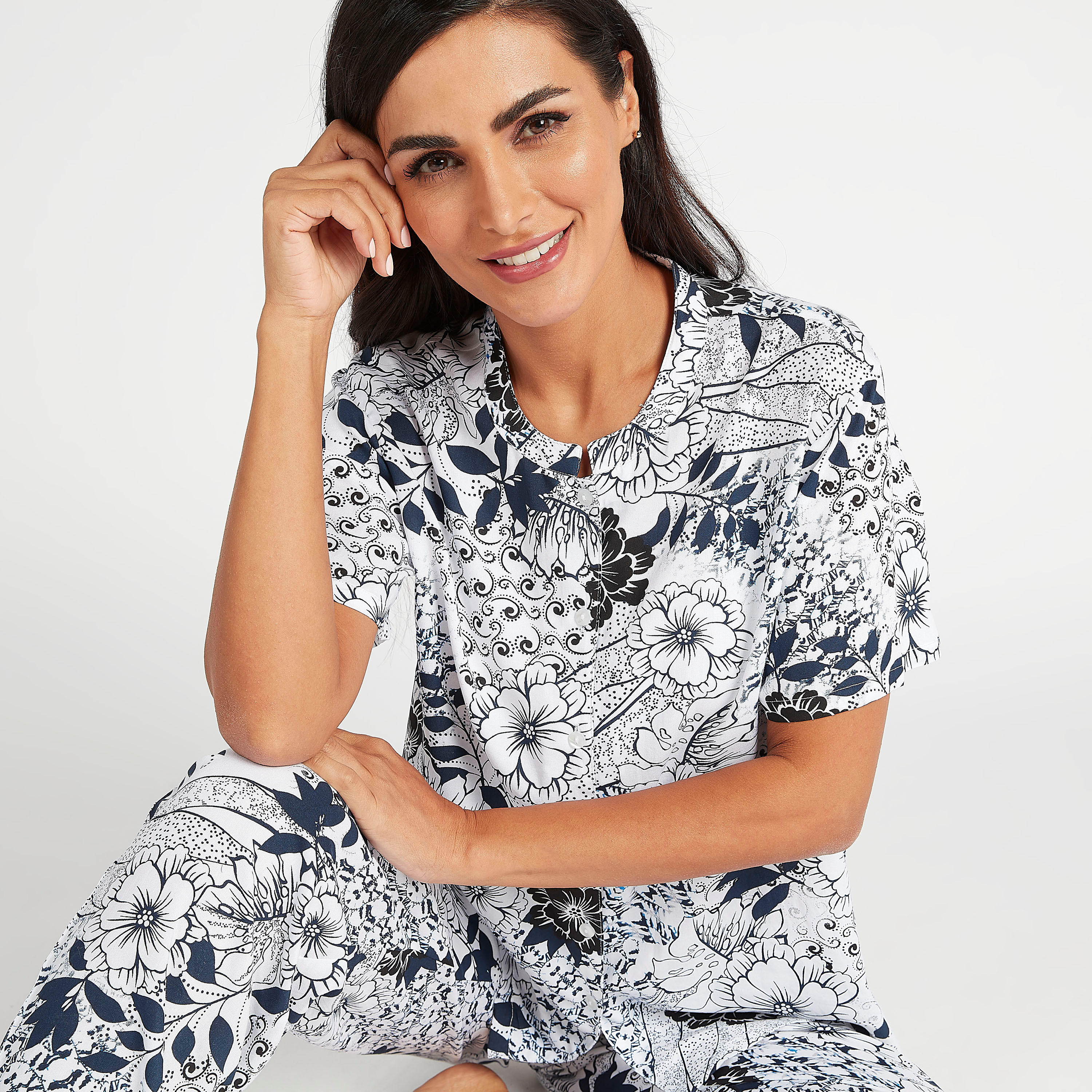 طقم مستدام من بنطلون بيجاما وبلوزة بأكمام قصيرة وطبعات-women-clothing-nightwear-pyjamas-longsets-image-1