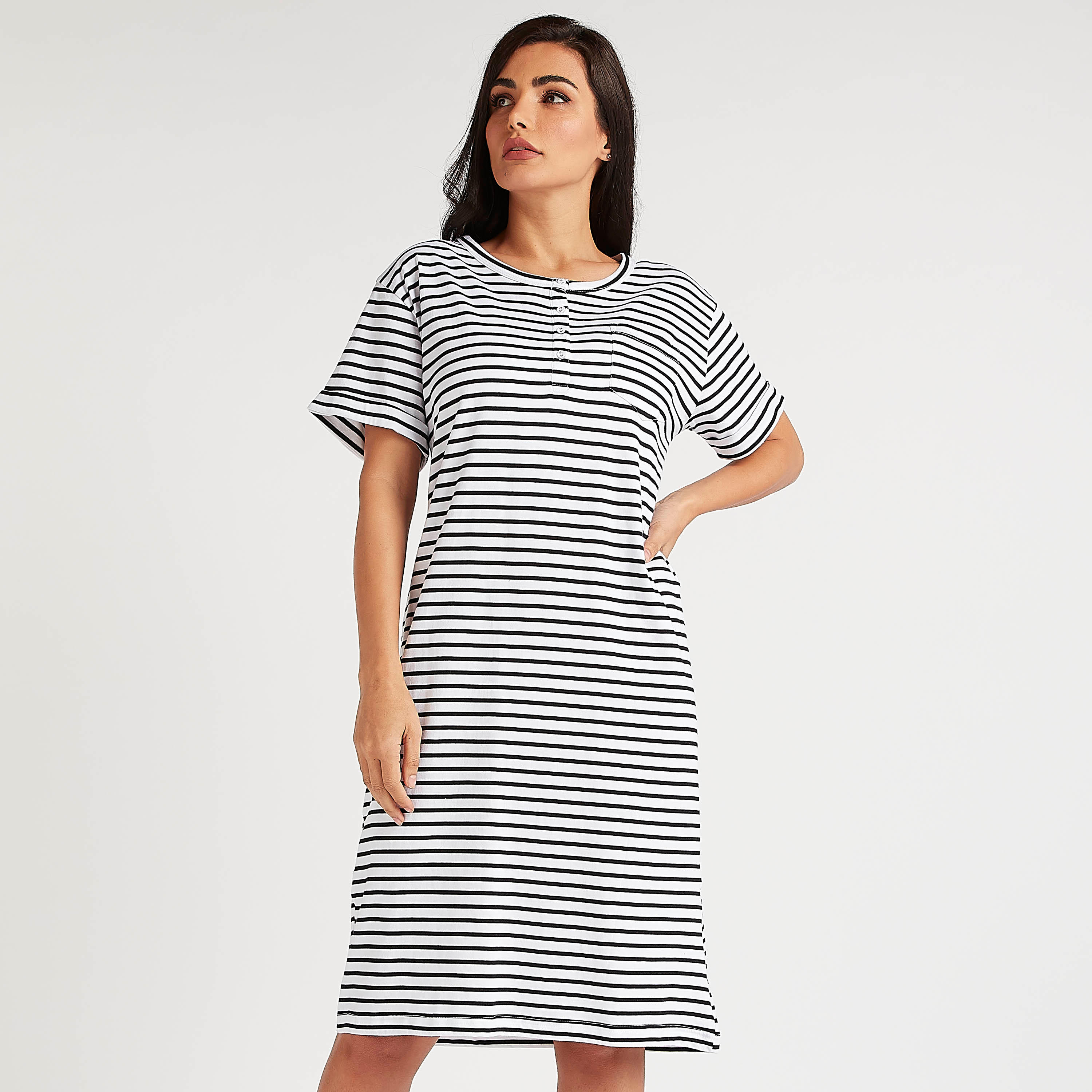 قميص نوم مستدام مخطّط بأكمام قصيرة وياقة ضيّقة-women-clothing-nightwear-nighties-image-1