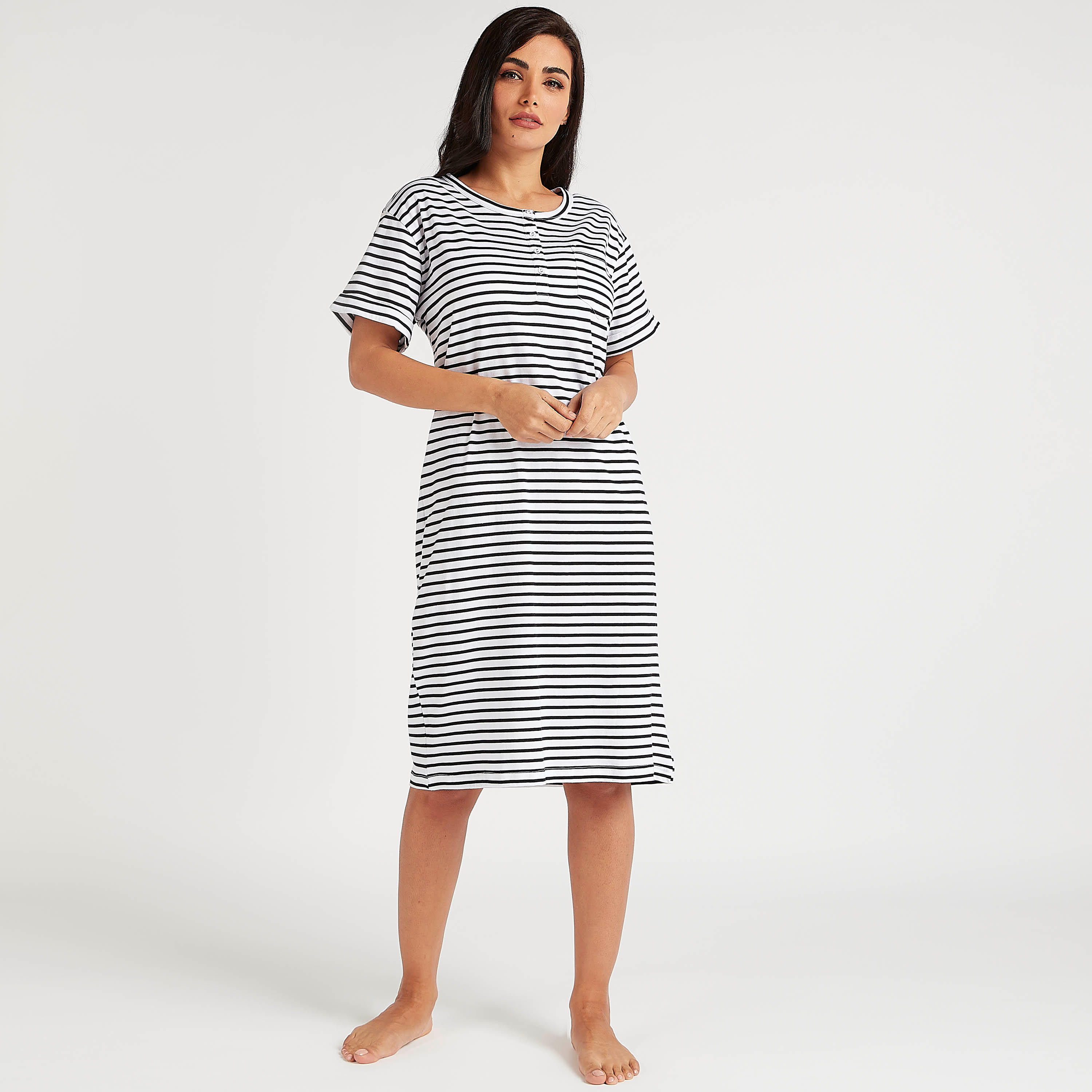 قميص نوم مستدام مخطّط بأكمام قصيرة وياقة ضيّقة-women-clothing-nightwear-nighties-image-2
