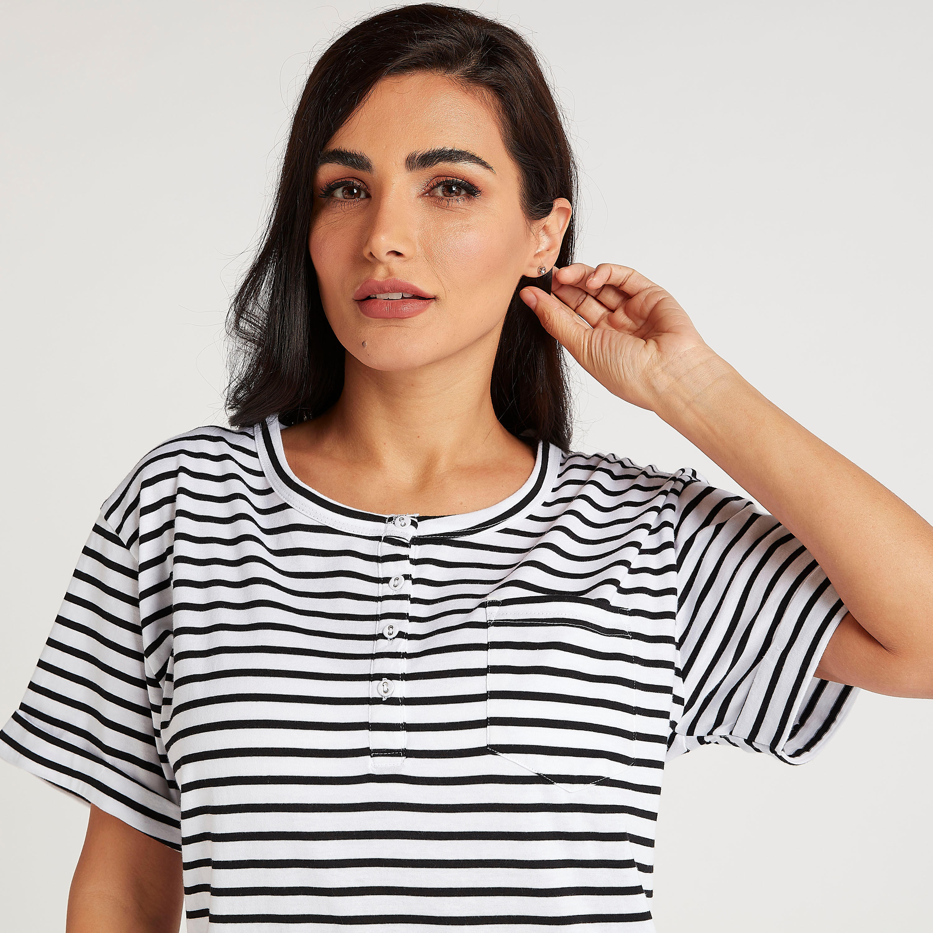 قميص نوم مستدام مخطّط بأكمام قصيرة وياقة ضيّقة-women-clothing-nightwear-nighties-image-3