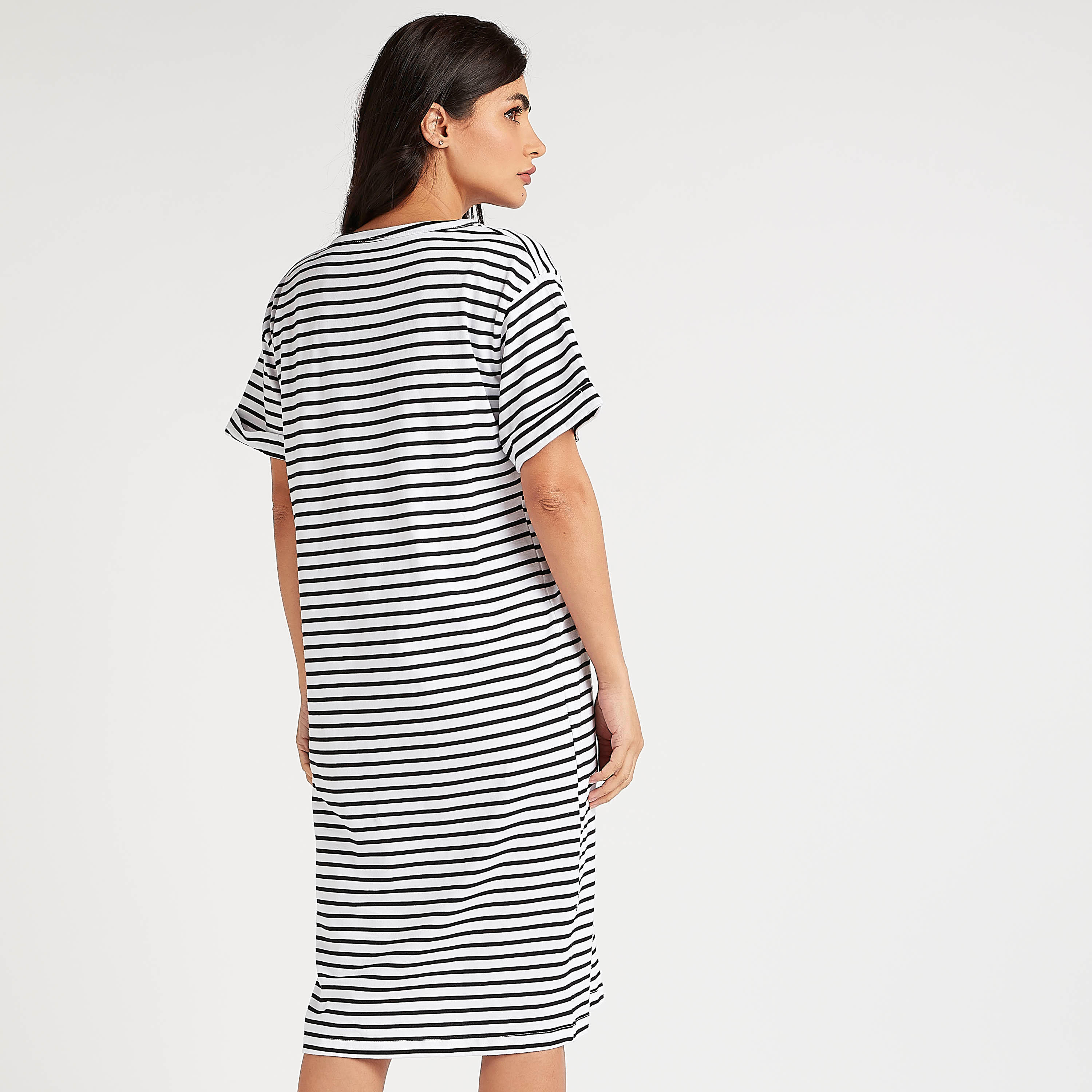قميص نوم مستدام مخطّط بأكمام قصيرة وياقة ضيّقة-women-clothing-nightwear-nighties-image-4