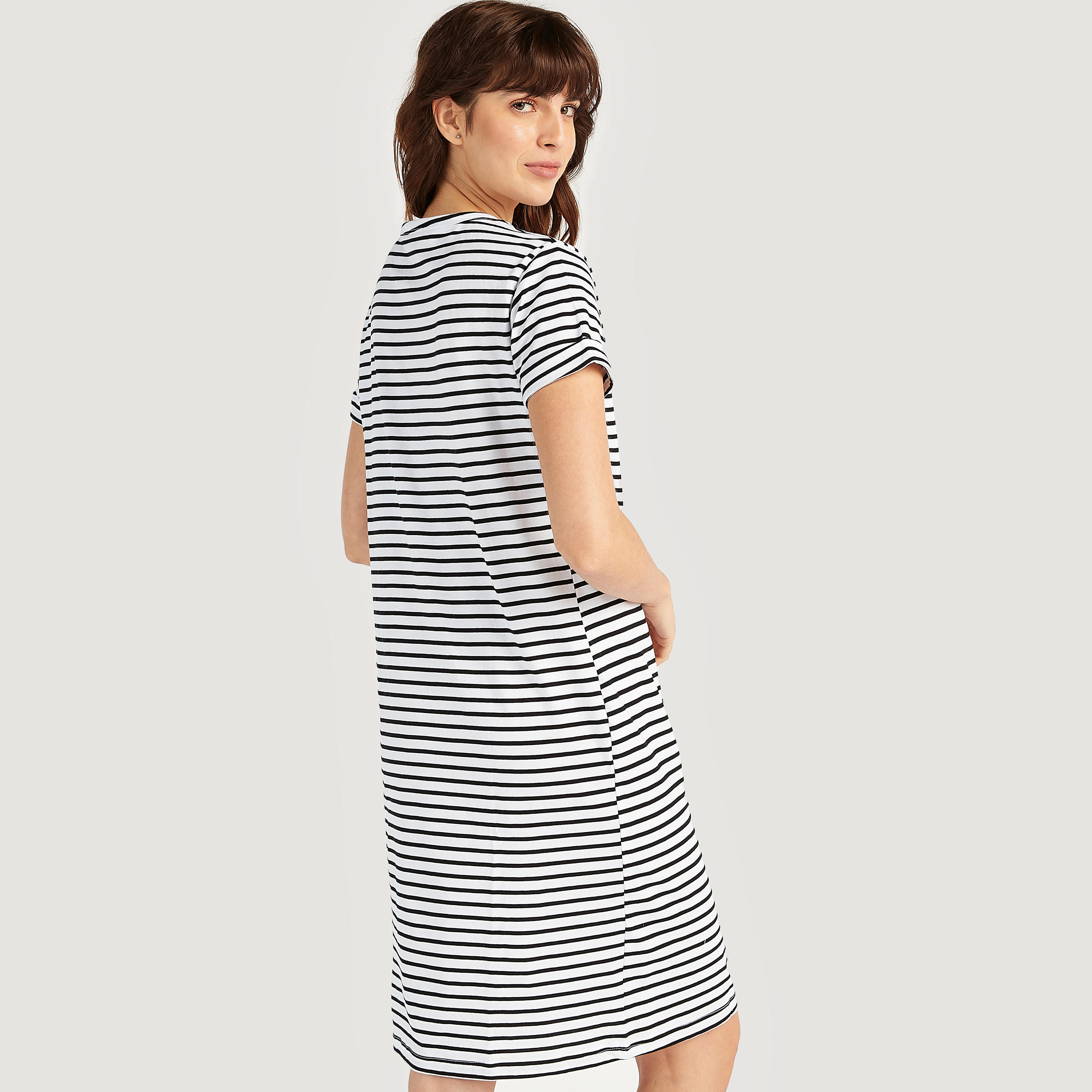 قميص نوم مستدام مخطّط بأكمام قصيرة وياقة هينلي-women-clothing-nightwear-nighties-image-4