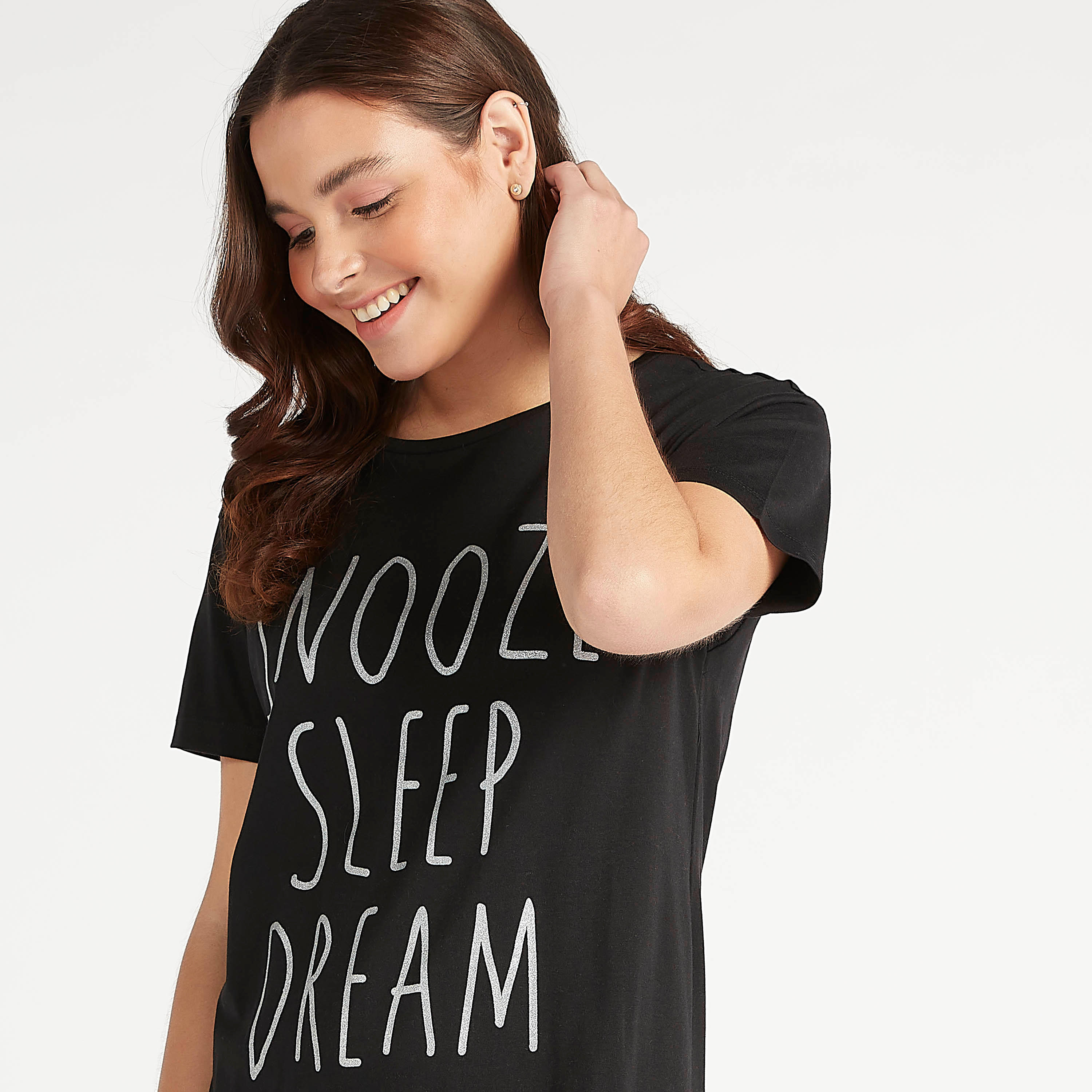 قميص نوم مستدام بأكمام قصيرة وطبعة شعار-women-clothing-nightwear-nighties-image-1