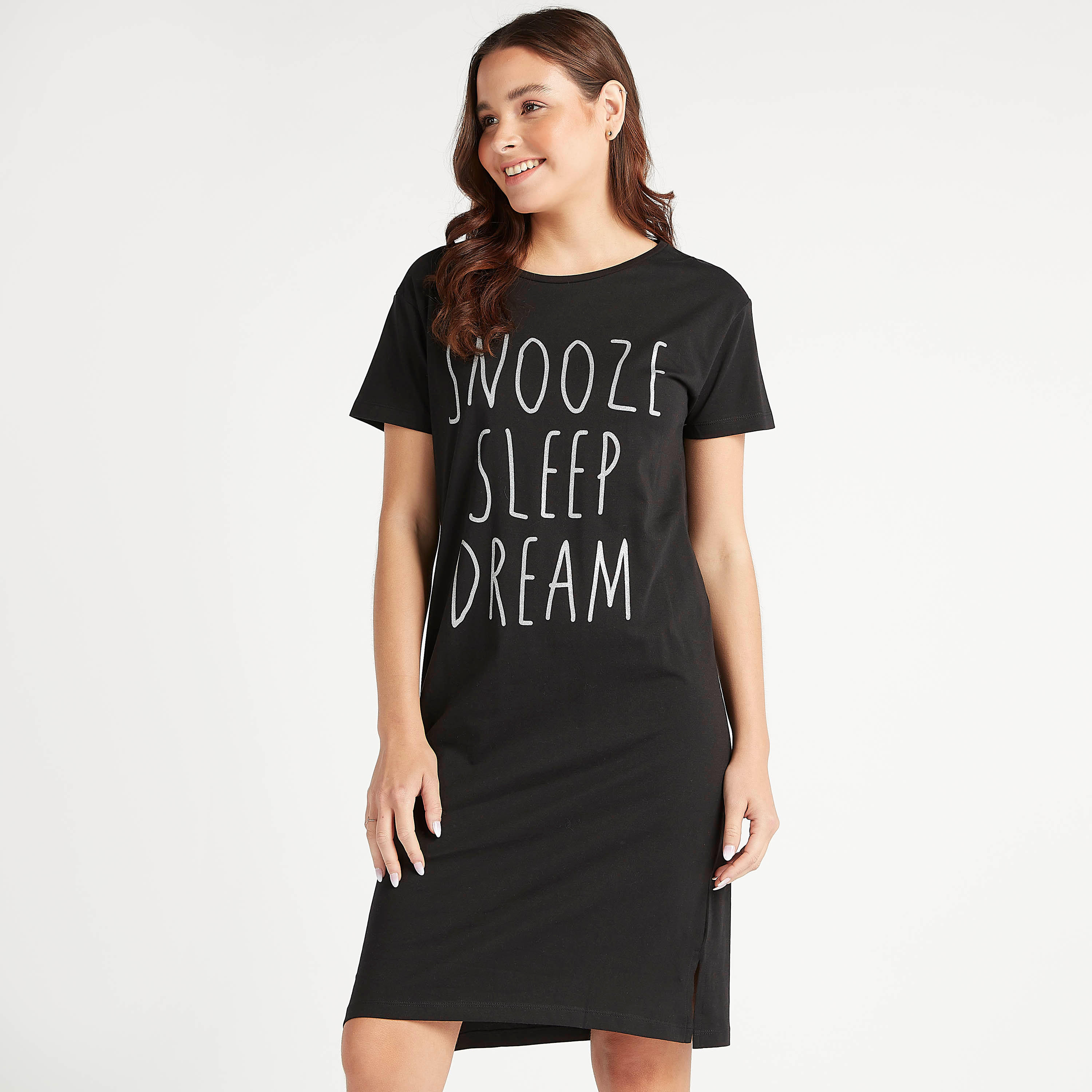 قميص نوم مستدام بأكمام قصيرة وطبعة شعار-women-clothing-nightwear-nighties-image-2
