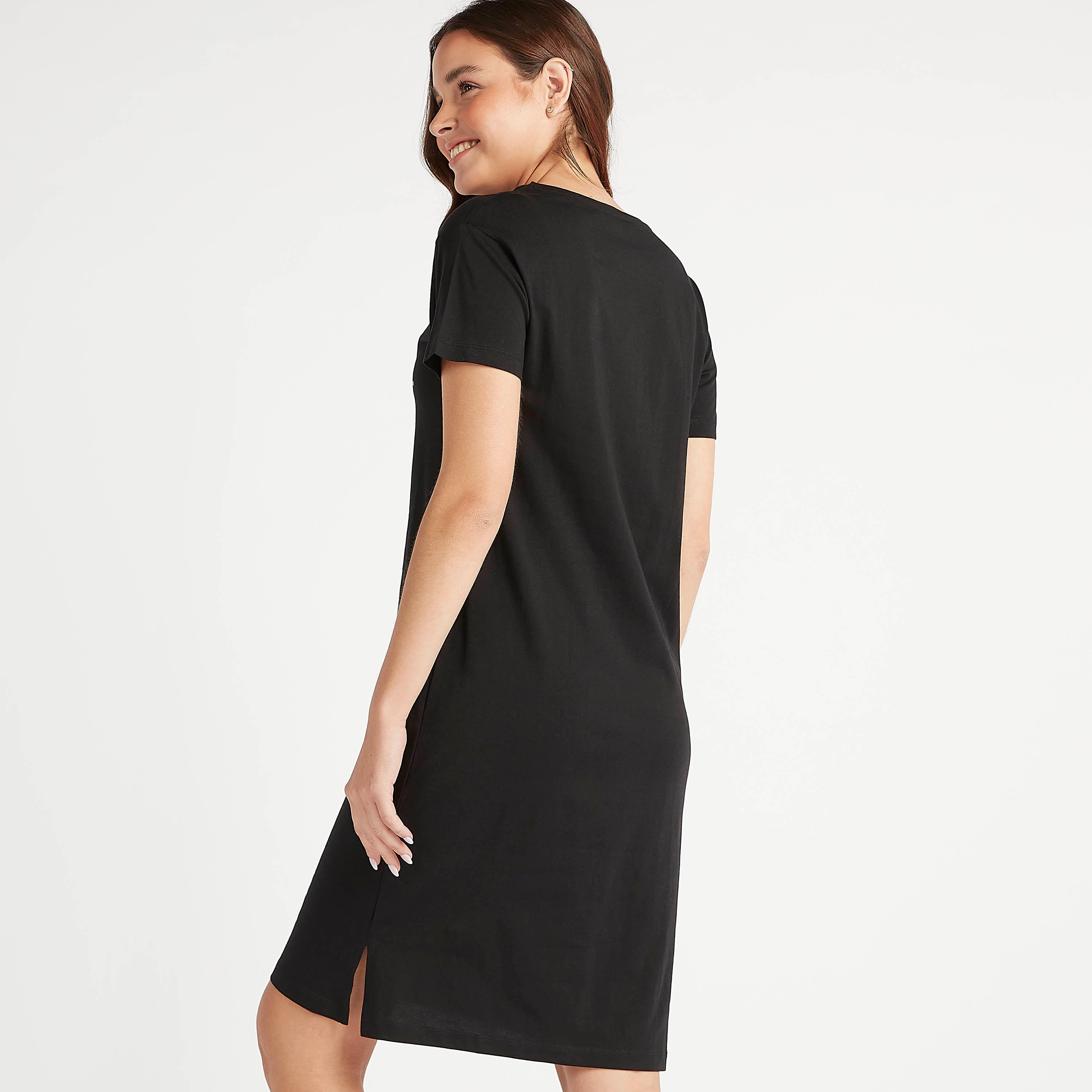 قميص نوم مستدام بأكمام قصيرة وطبعة شعار-women-clothing-nightwear-nighties-image-3