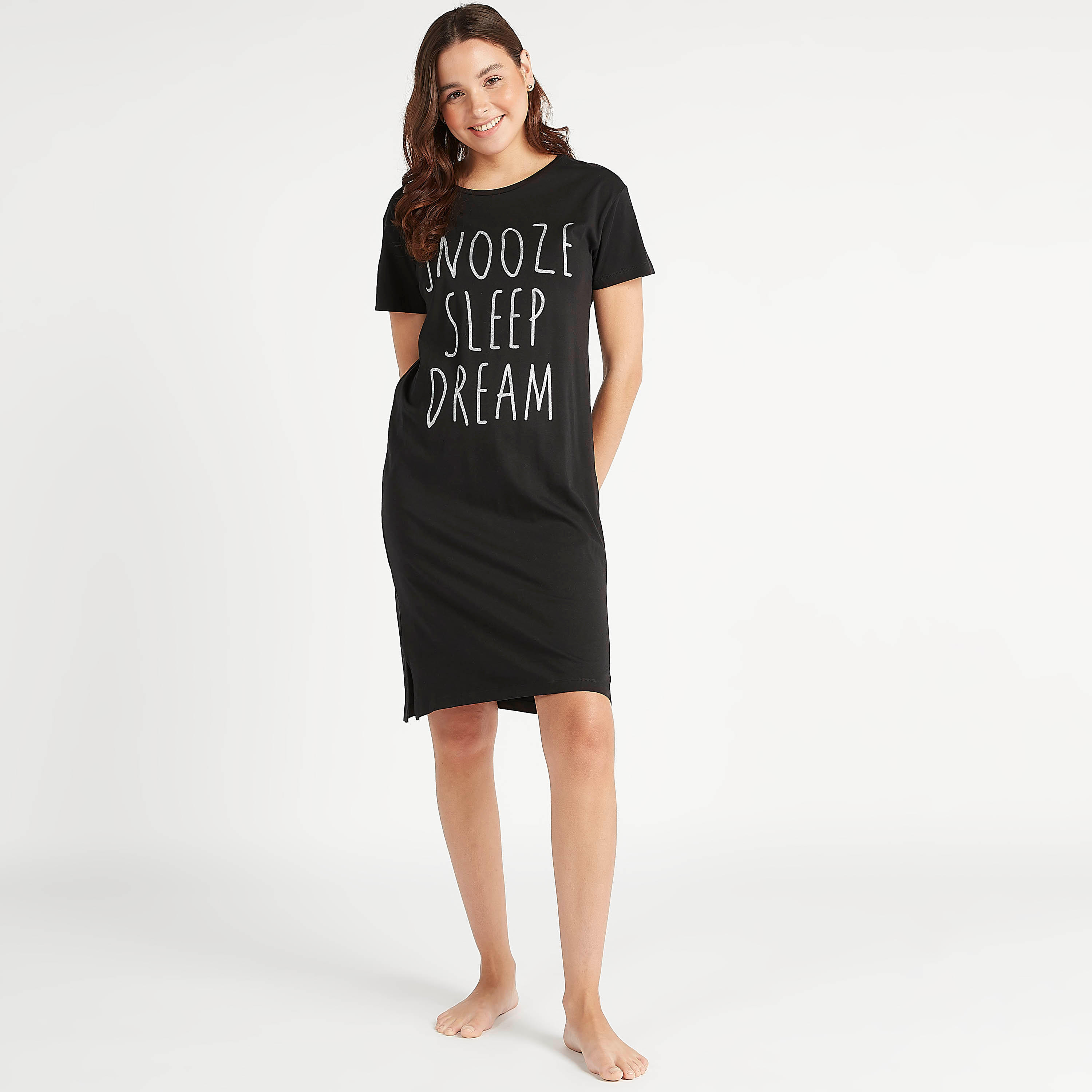 قميص نوم مستدام بأكمام قصيرة وطبعة شعار-women-clothing-nightwear-nighties-image-4