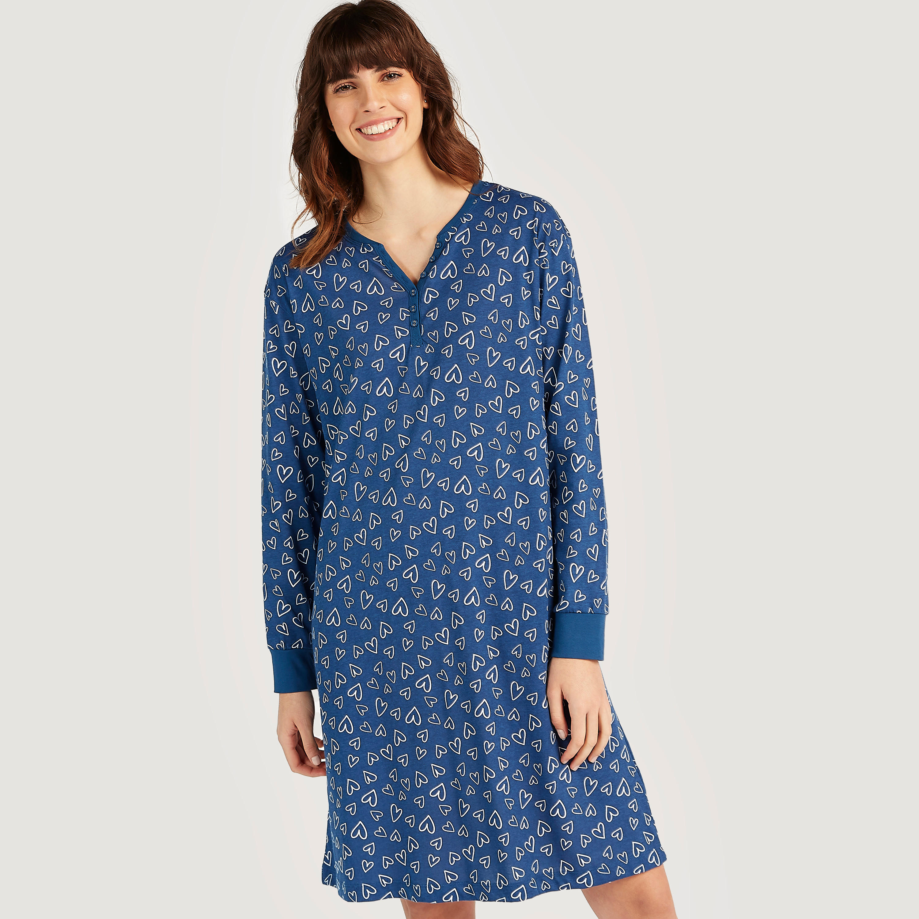 فستان نوم مستدام بطبعات قلب وياقة هينلي وأكمام طويلة-women-clothing-nightwear-nighties-image-1