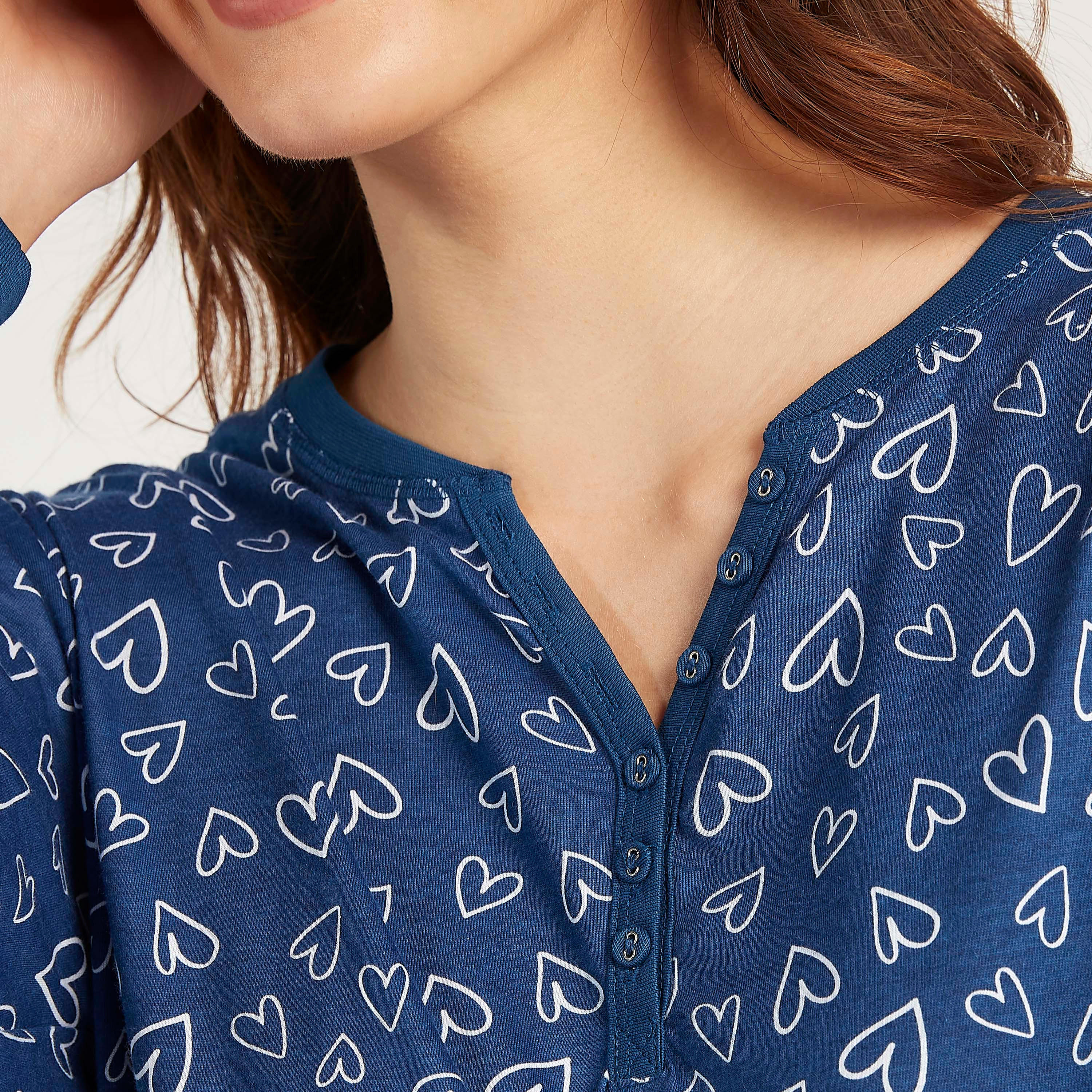 فستان نوم مستدام بطبعات قلب وياقة هينلي وأكمام طويلة-women-clothing-nightwear-nighties-image-3