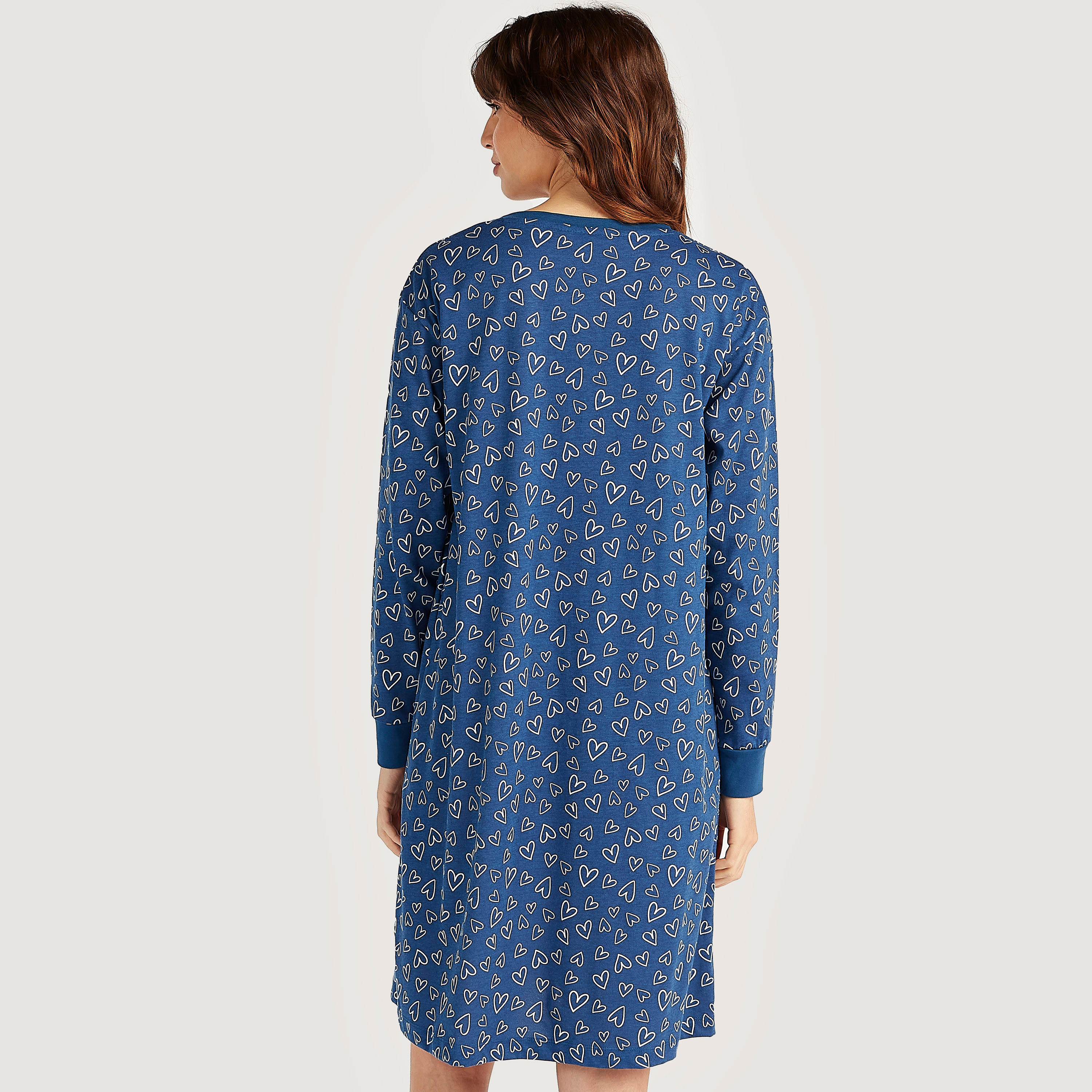 فستان نوم مستدام بطبعات قلب وياقة هينلي وأكمام طويلة-women-clothing-nightwear-nighties-image-4