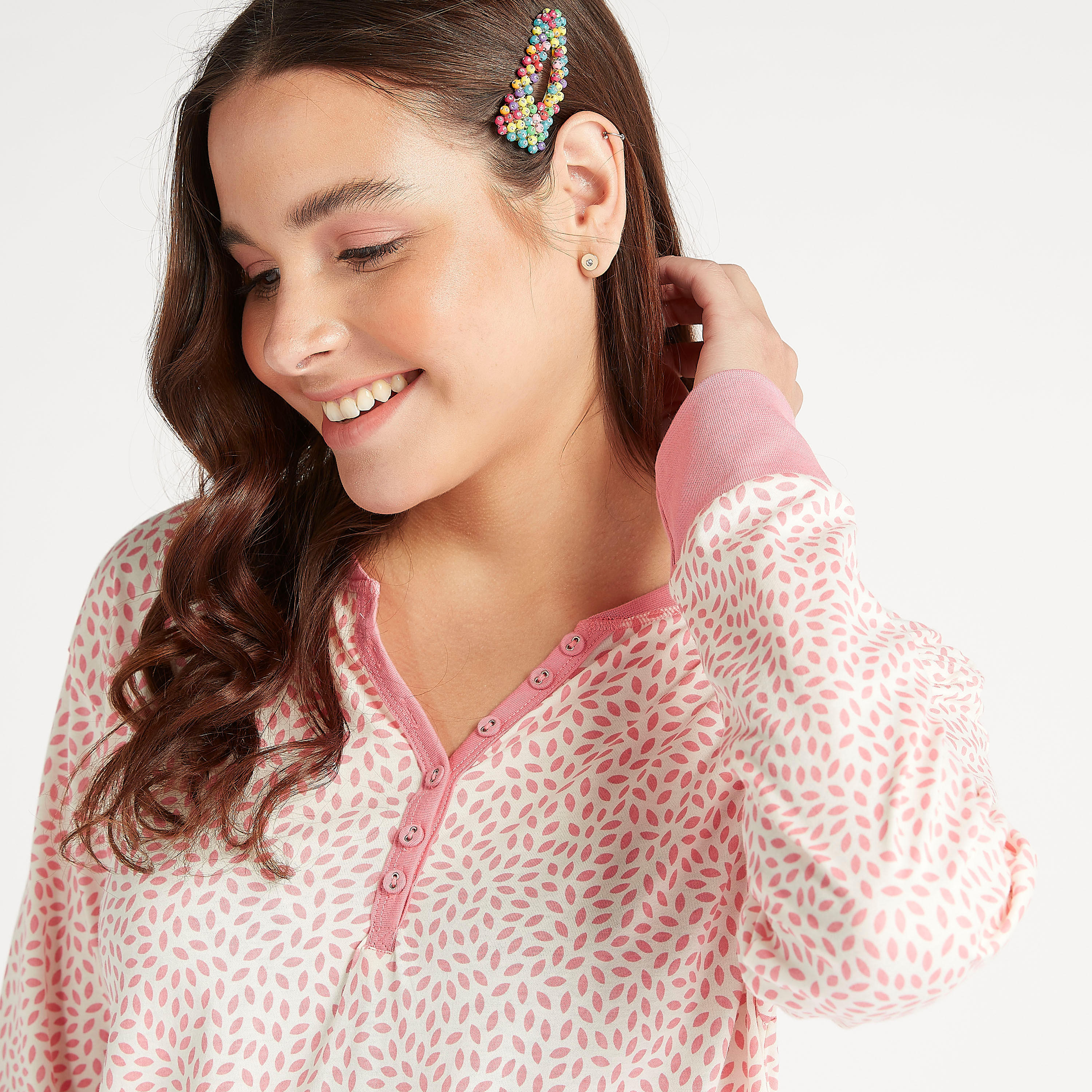 فستان نوم مستدام بطبعات وياقة عالية وأكمام طويلة-women-clothing-nightwear-nighties-image-5
